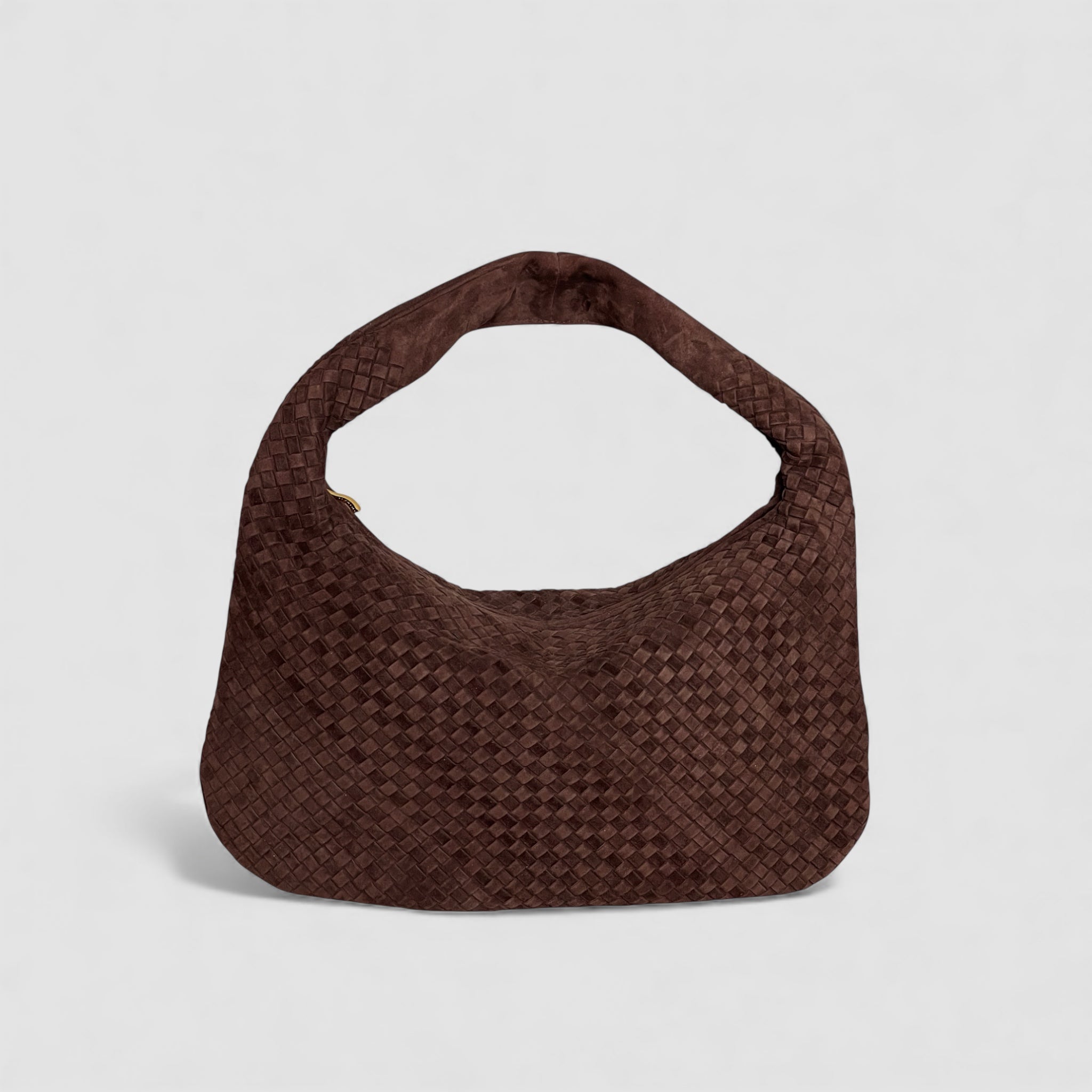 Ribichini Isola Royal semsket skinnveske i fargen chocolate med flettet design viser elegant form og håndtak.