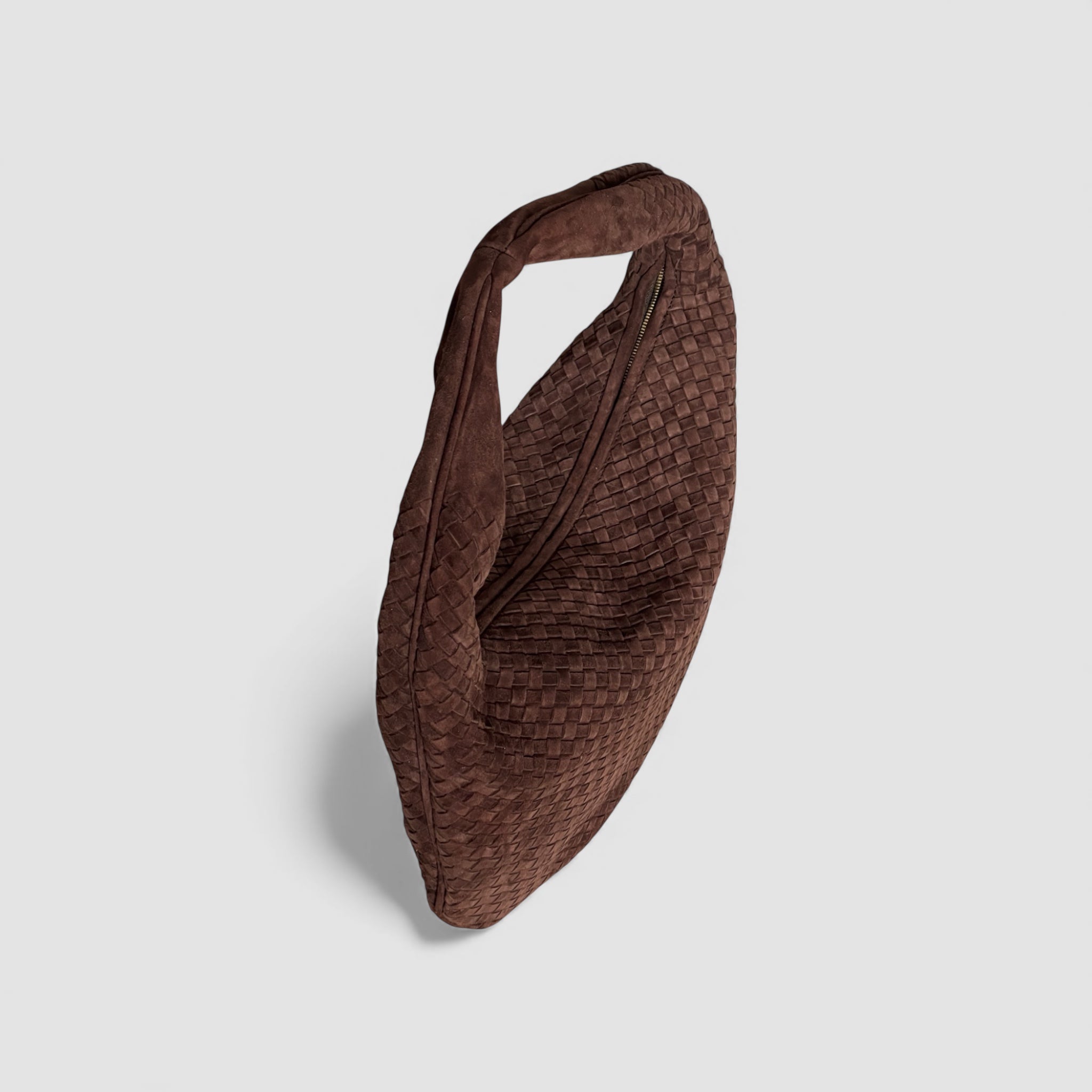 Toppvisning av Ribichini Isola Royal semsket skinnveske i fargen chocolate med flettet design og glidelåslukking.