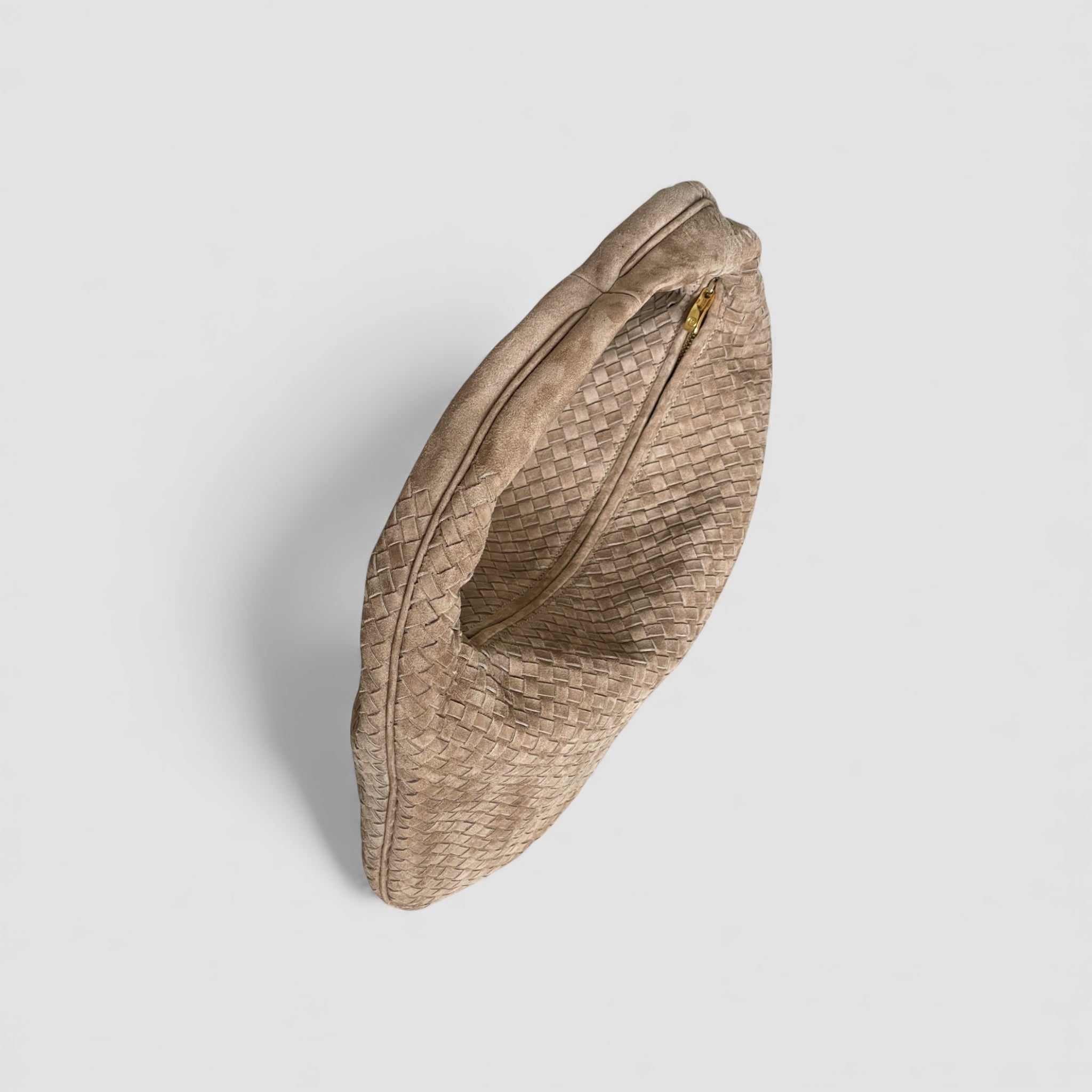 Toppvisning av Ribichini Isola Royal semsket skinnveske i fargen terra med flettet design og glidelåslukking.