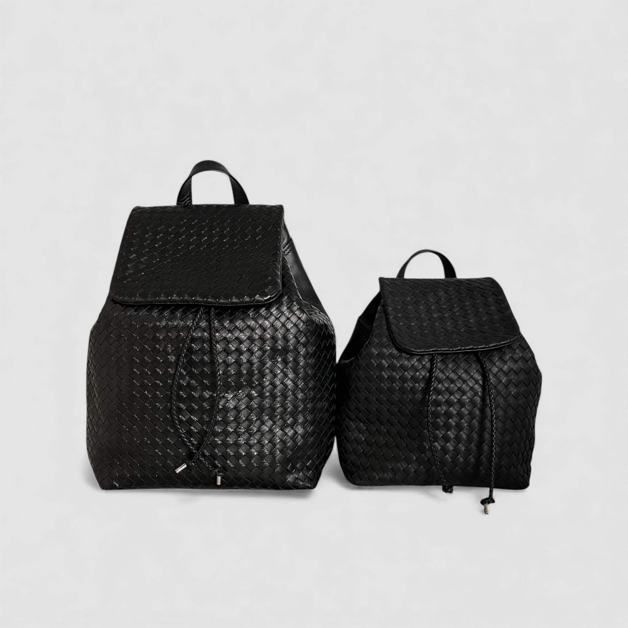 Ribichini Backpack i flettet svart skinn, håndlaget ryggsekk i to størrelser med tidløs eleganse.