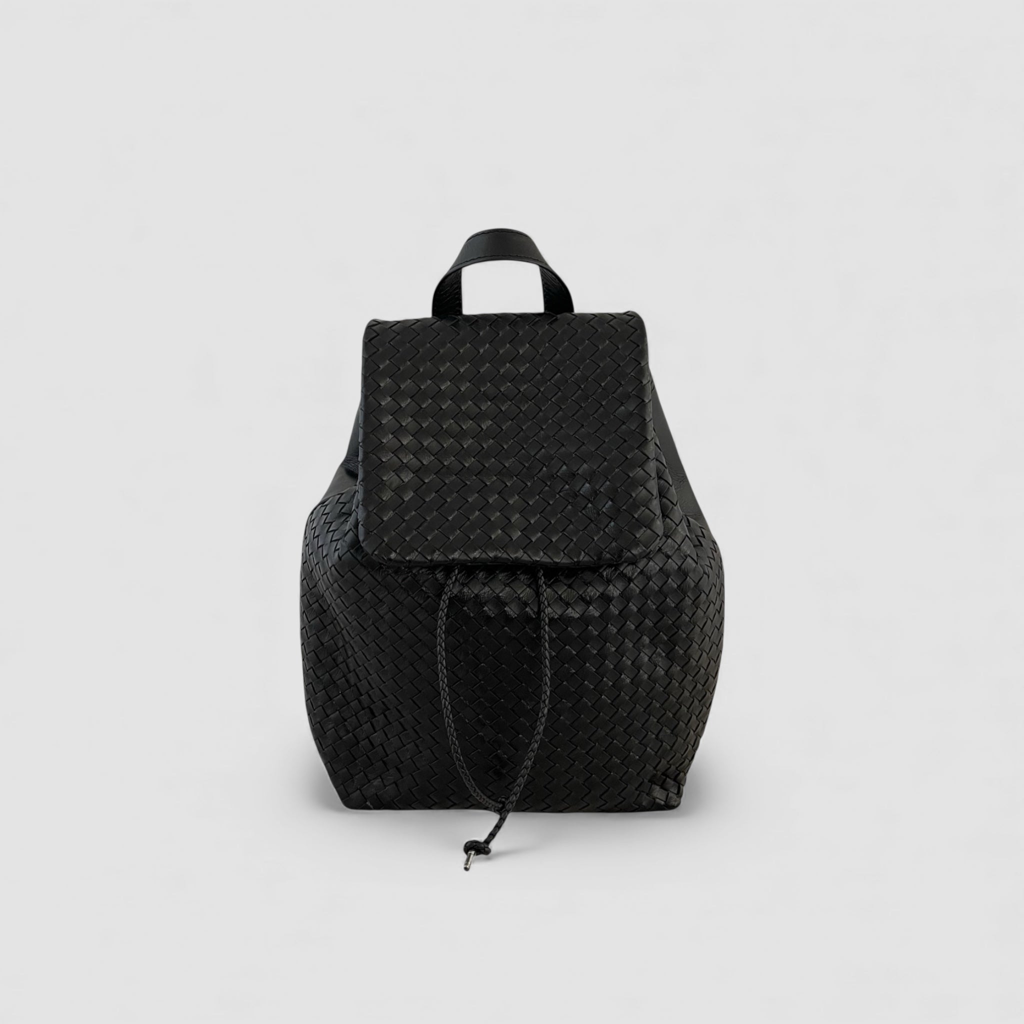 Ribichini Backpack Large – håndflettet ryggsekk i svart italiensk skinn, med snøring og klaff.