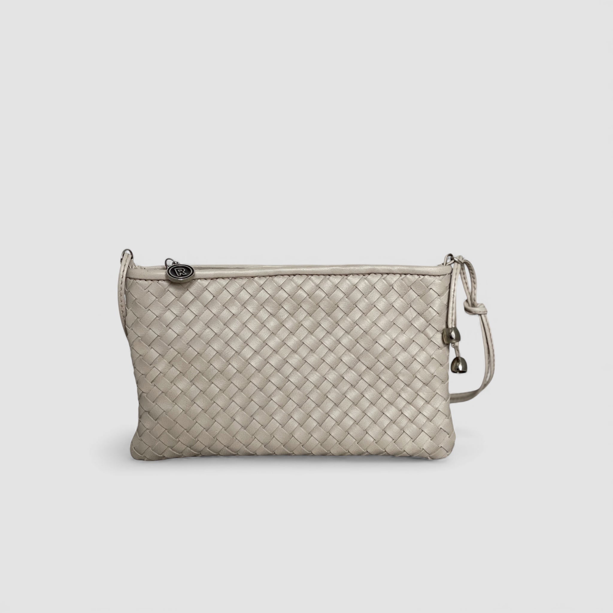 Ribichini Camper Clean Clutch i fargen ice er laget av flettet lammeskinn som gir den et unikt utseende.