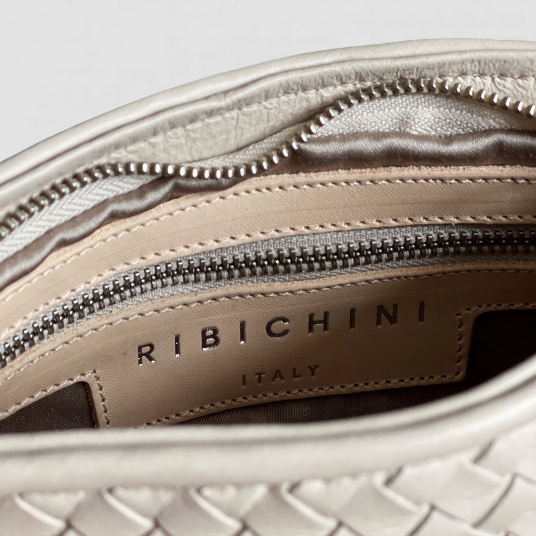 Insiden av Ribichini Camper Clean Clutch i fargen ice. Vi kan se at vesken er romslig og har et smart design på innsiden.