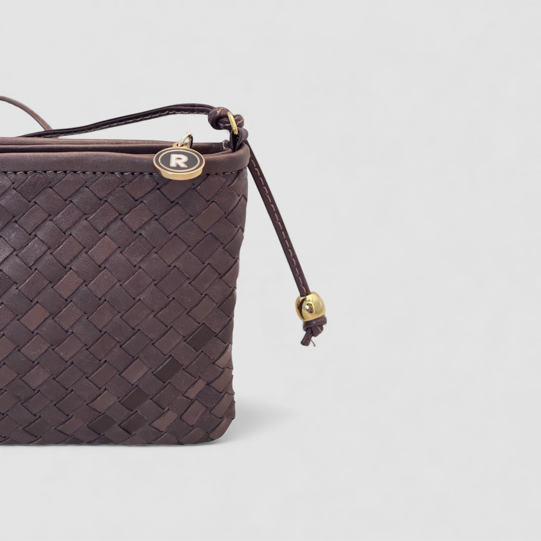 Ribichini Camper Clean Clutch i brunt flettet lammeskinn utstråler eleganse og stil.