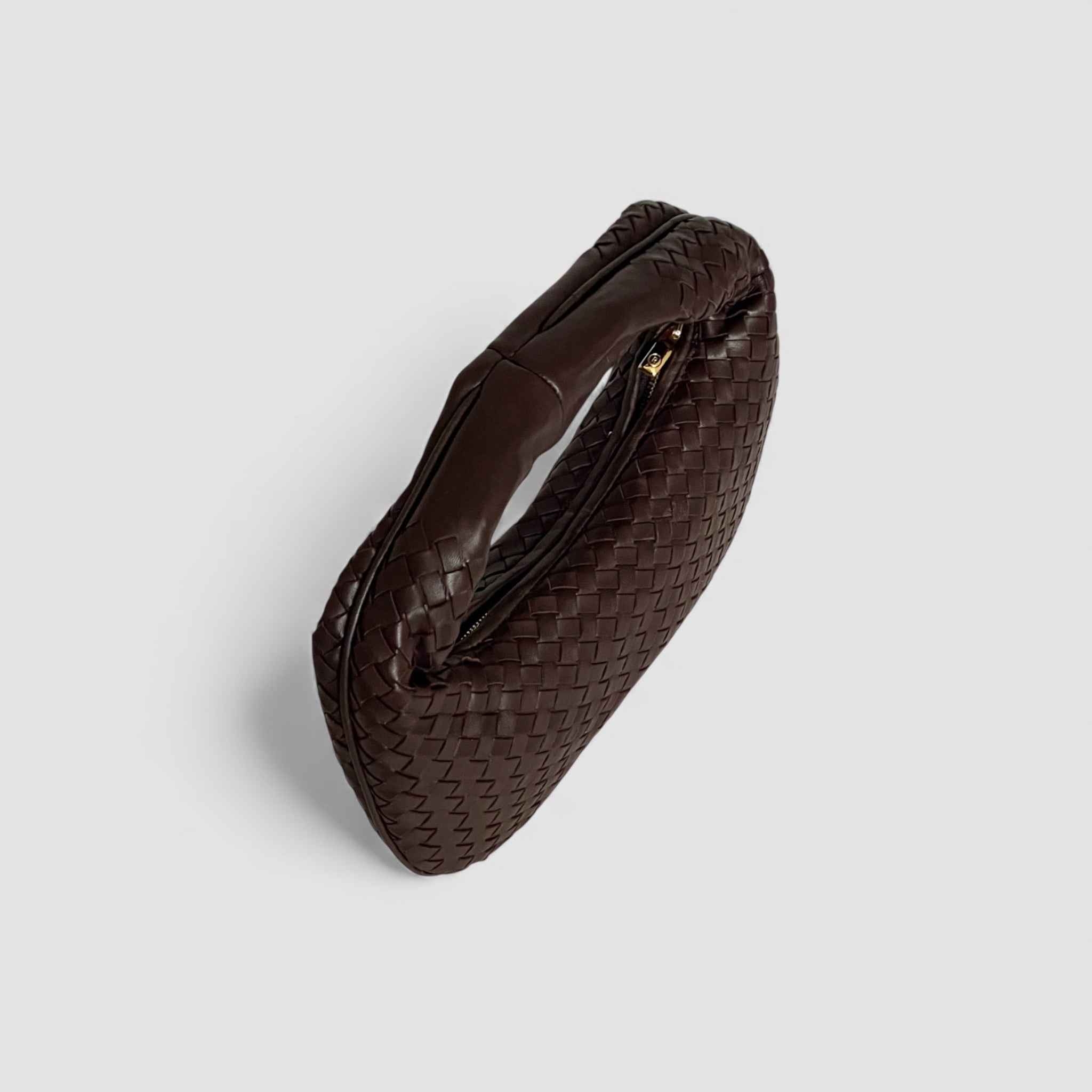 Ribichini Isola Bella i mørk sjokoladebrun, elegant håndflettet skinnveske med glidelåsdetalj i gull, håndlaget i Italia.