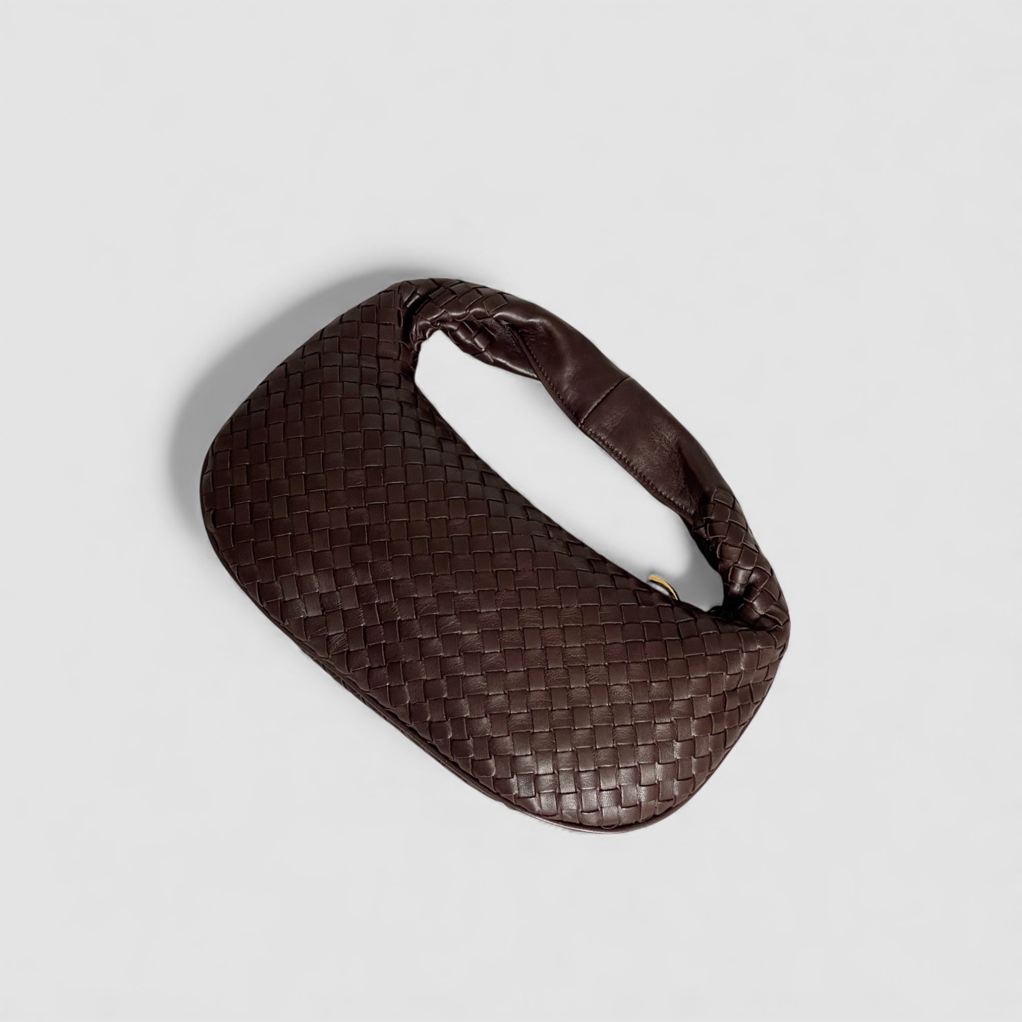 Ribichini Isola Bella i mørk sjokoladebrun, håndflettet skinnveske med mykt lammeskinn og gulldetaljer, håndlaget i Italia.