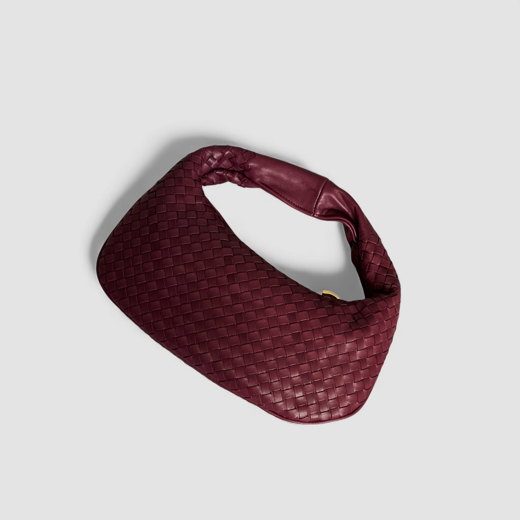 Ribichini Isola Bella i bordeaux, en håndlaget skinnveske i eksklusiv flettet design, laget av mykt italiensk lammeskinn.