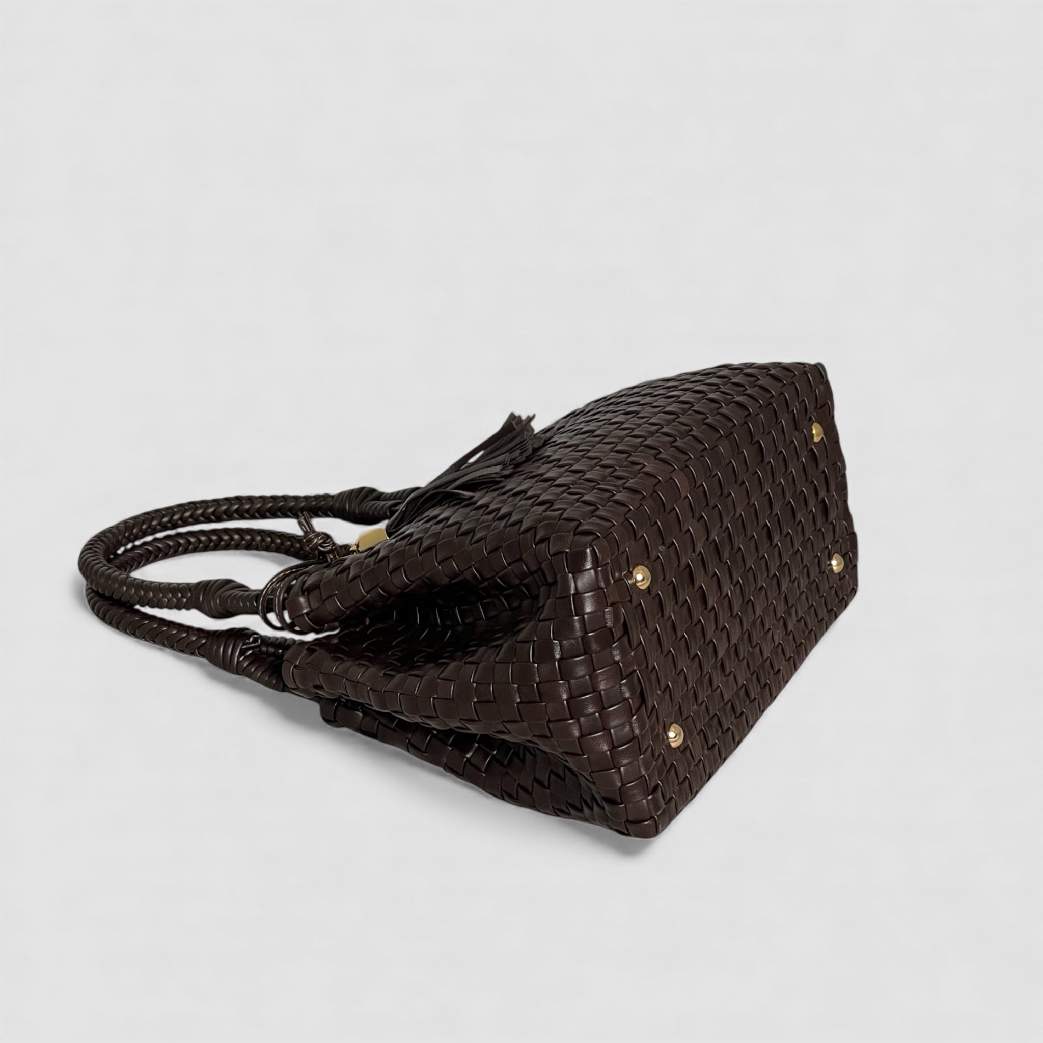 Bildet viser bunnen av "Sophia" skinnvesken i rik sjokoladefarge. Gullknotter gir både beskyttelse.