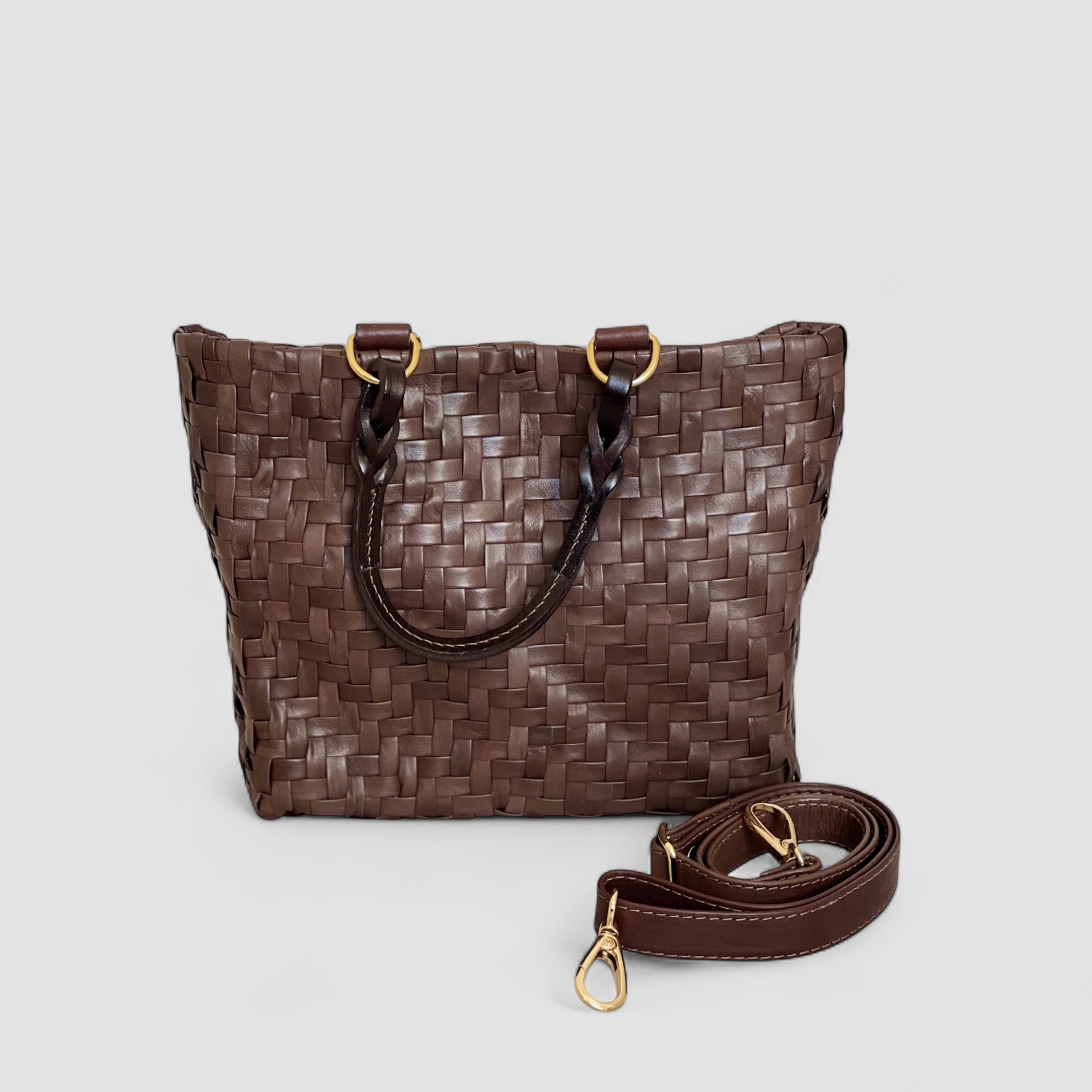 Bildet viser den avtagbare skulderstroppen med elegante gulldetaljer på en Ribichini Safari Lady-veske i brunt.