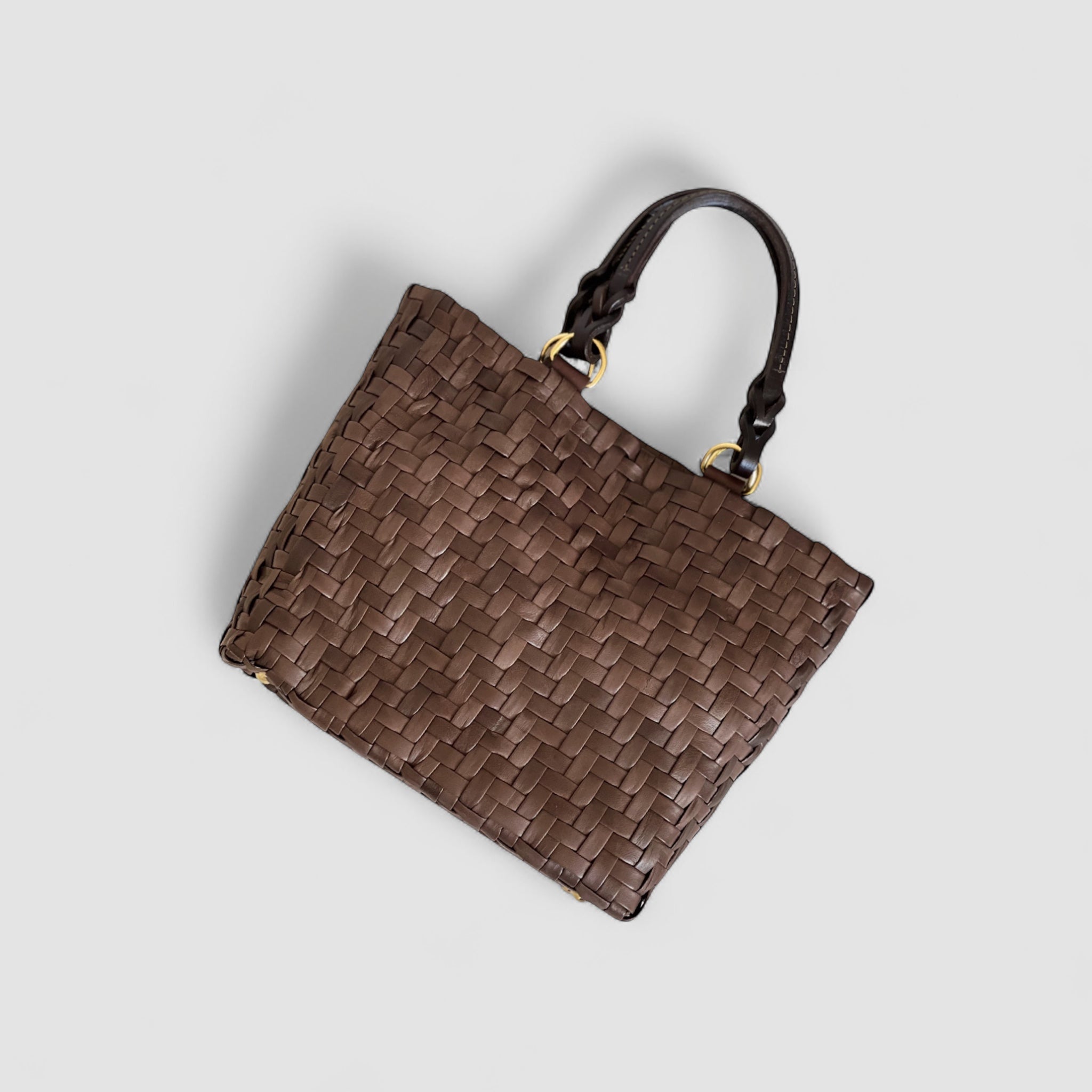 Ribichini Safari Lady-skinnvesken i brunt. Det flettede fiskebensmønsteret i brunt lammeskinn gir vesken et unikt og iøynefallende utseende.