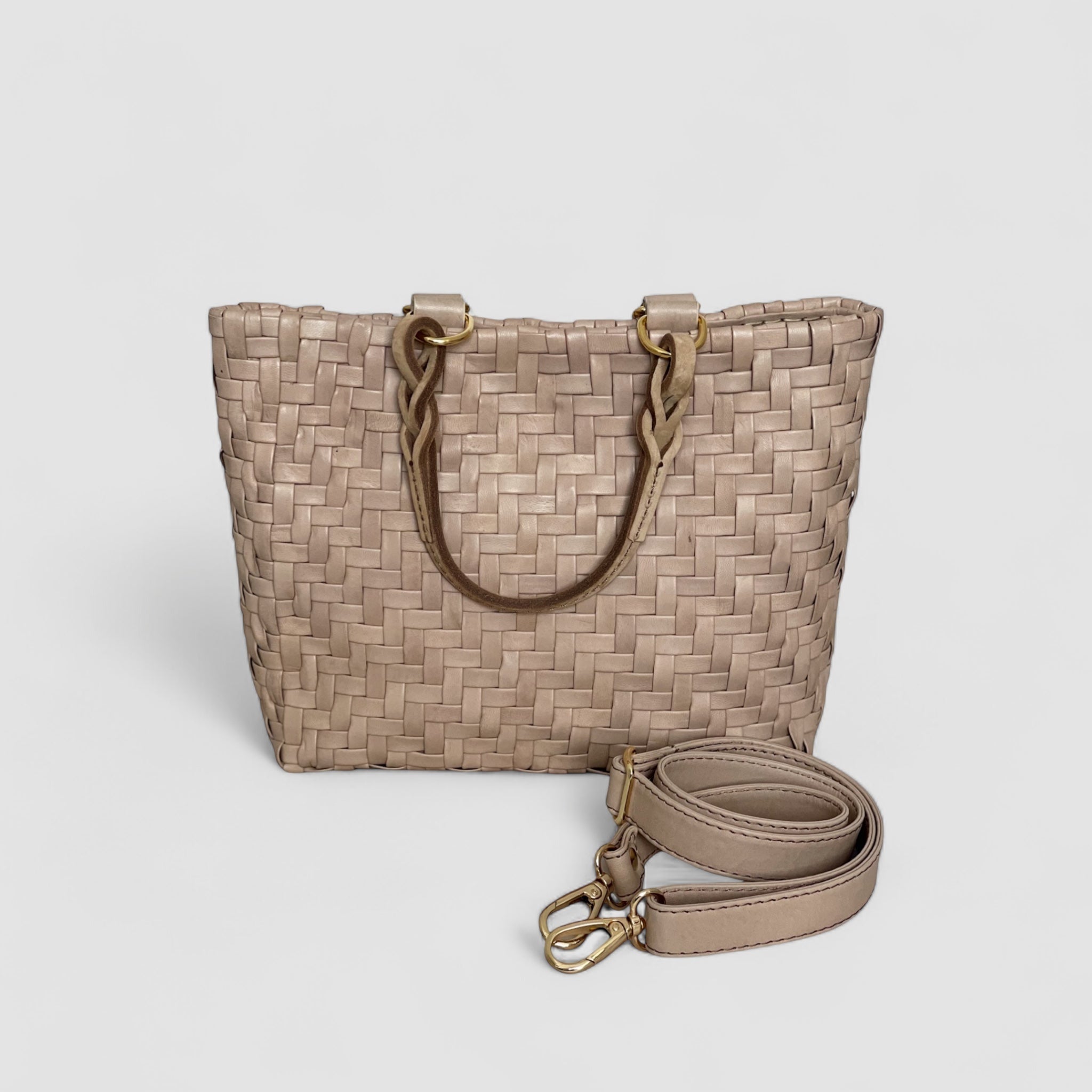 Bildet avslører den avtagbare skulderstroppen med elegante gull detaljer på Ribichini Safari Lady-vesken i latte.