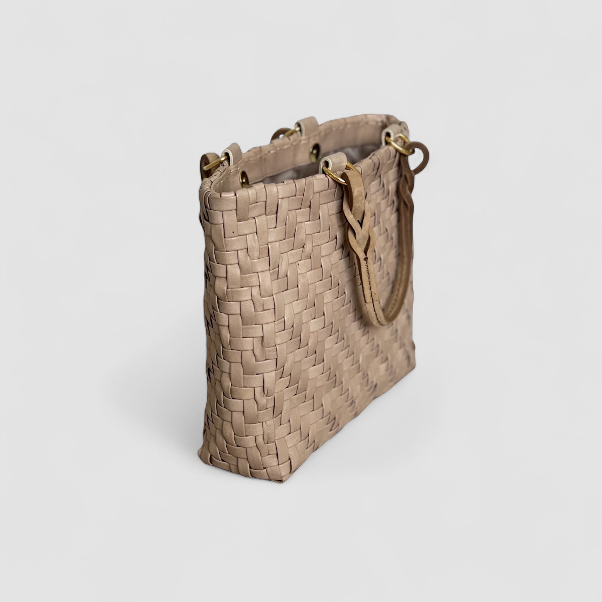 Ribichini Safari Lady-vesken i latte fra siden, med det iøynefallende flettefiskebensmønsteret i lammeskinn.