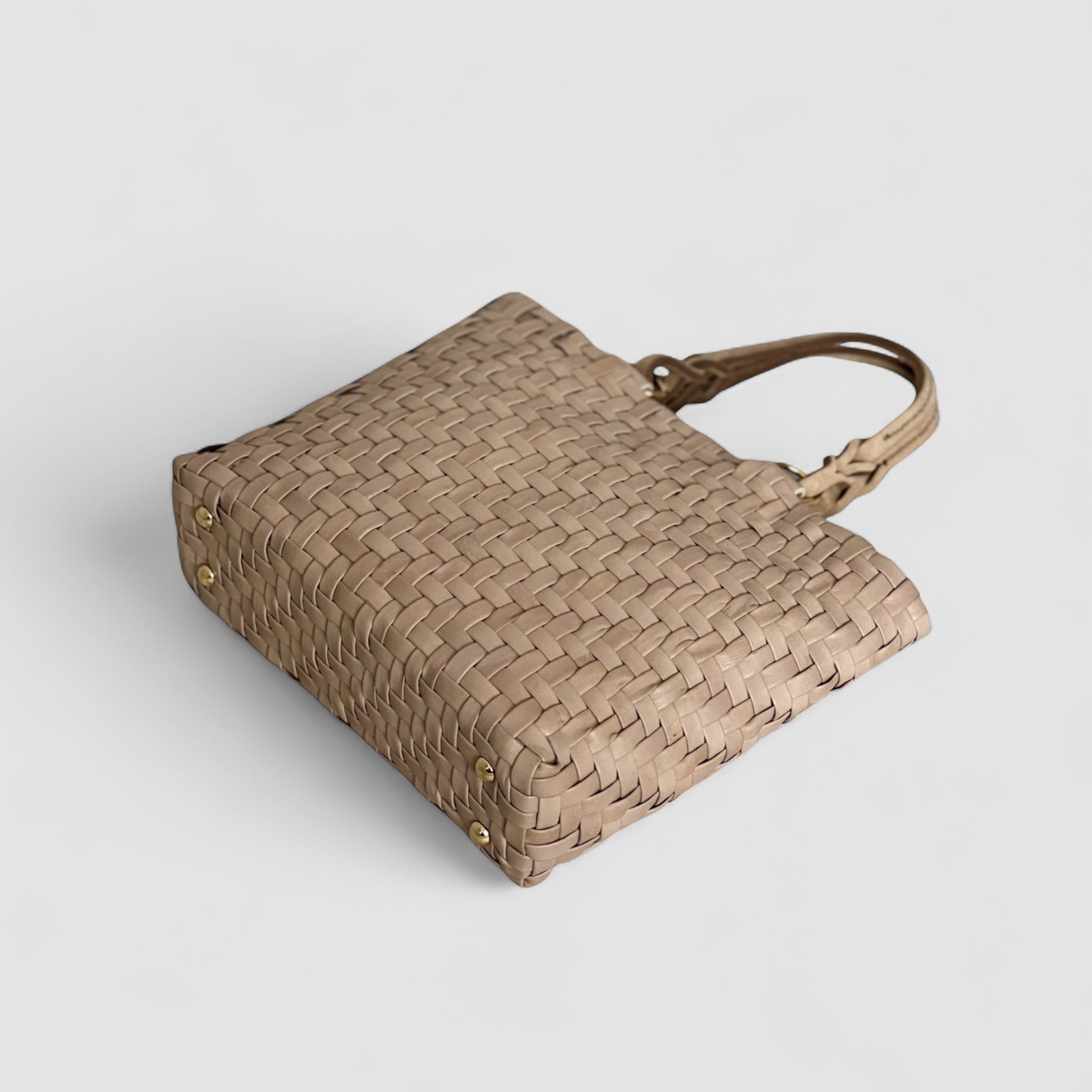 Ribichini Safari Lady-vesken i latte viser dens elegante gullknotter og unike flettefiskebensmønster