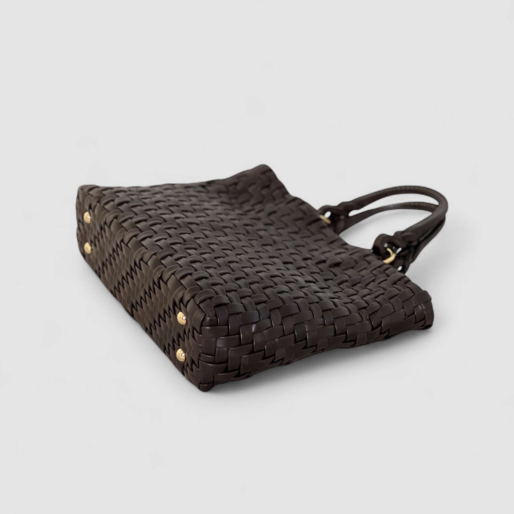 Ribichini Safari Lady skinnveske i fargen chocolate vises liggende, med gullknotter som gir både beskyttelse og eleganse.