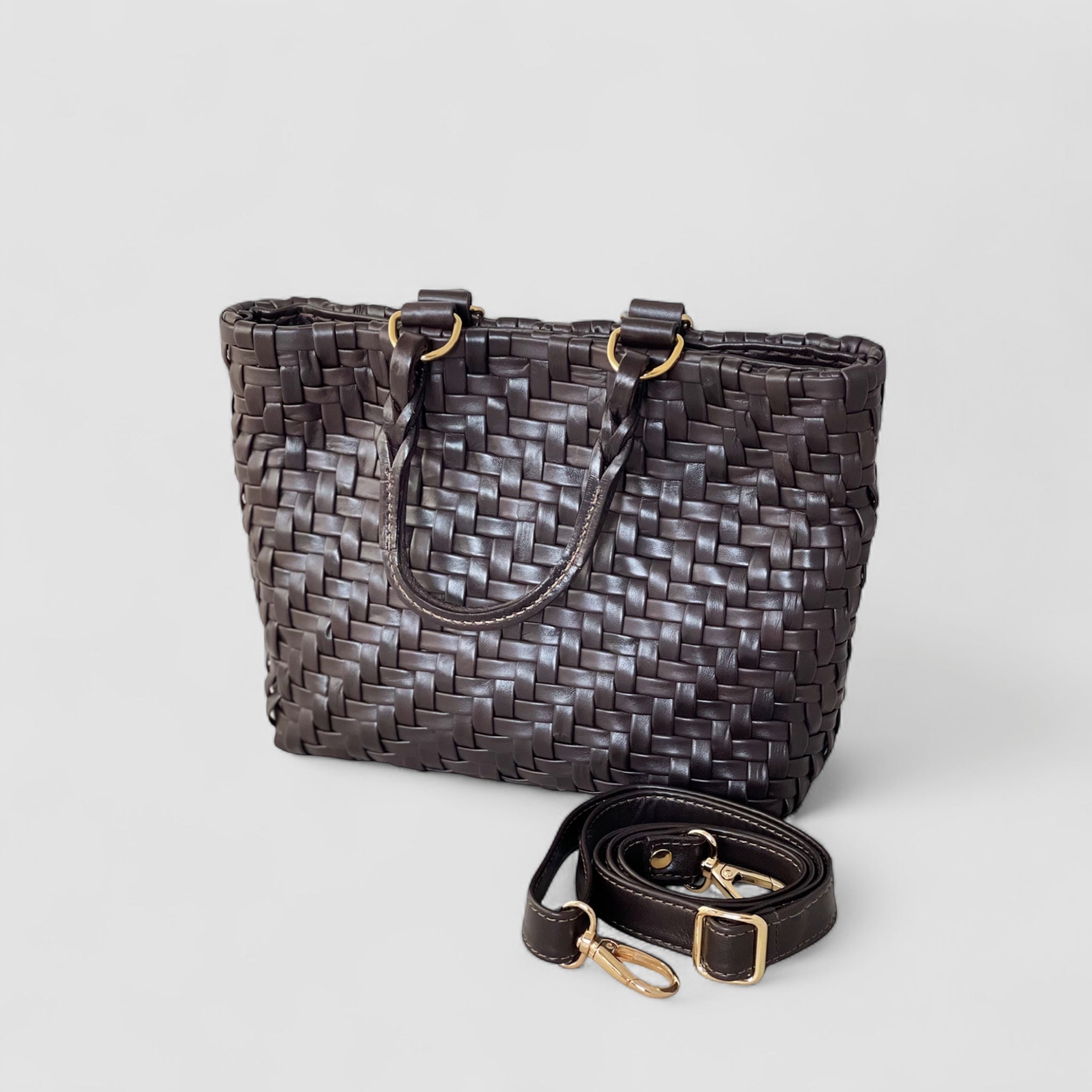 Avtagbar skulderstropp på Ribichini Safari Lady skinnvesken i chocolate gir bærekomfort og stiltilpasning etter behov.