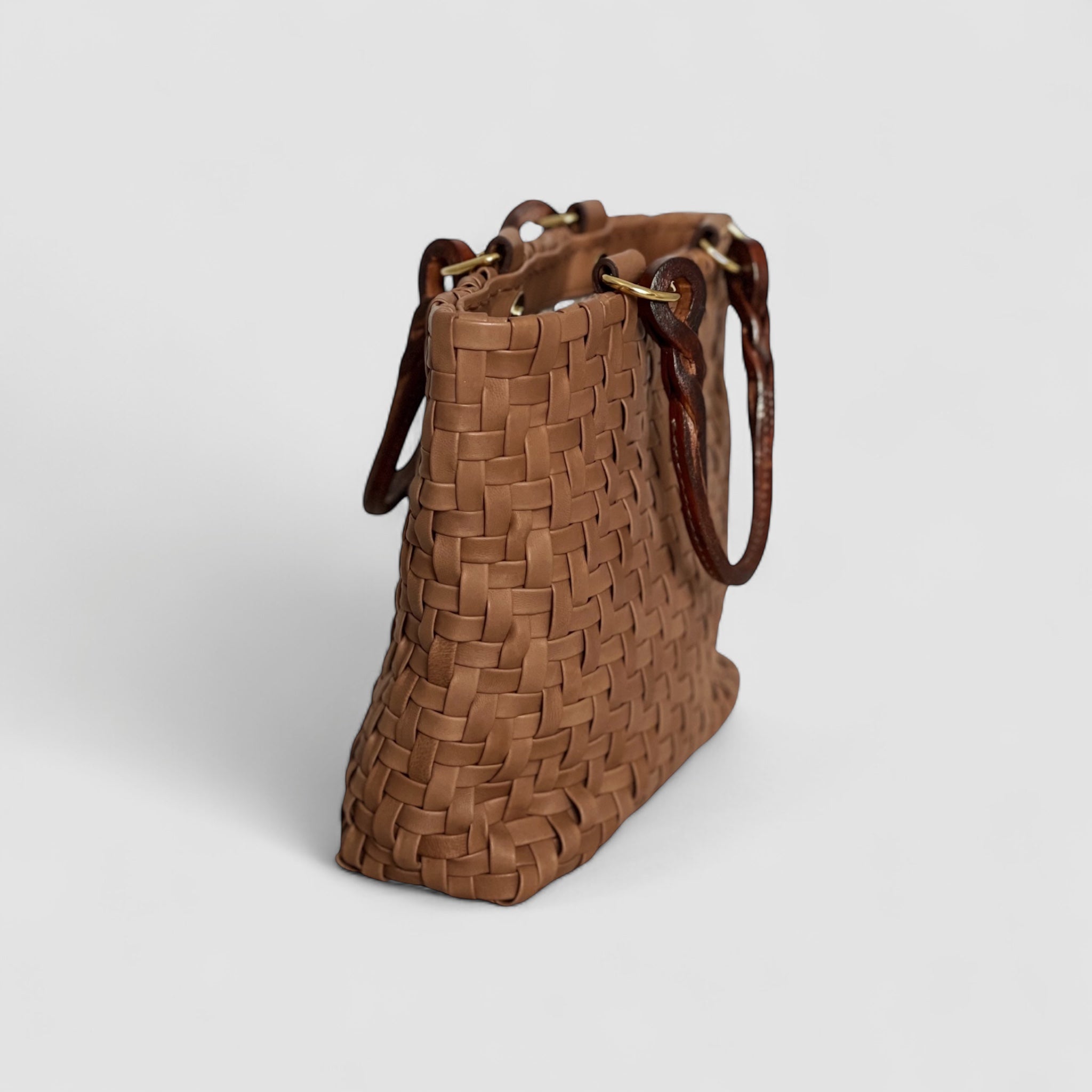 Bildet viser siden av Ribichini Safari Lady-vesken i cognacfarget lammeskinn, med et iøynefallende fiskebensmønster som gir en unik stil.