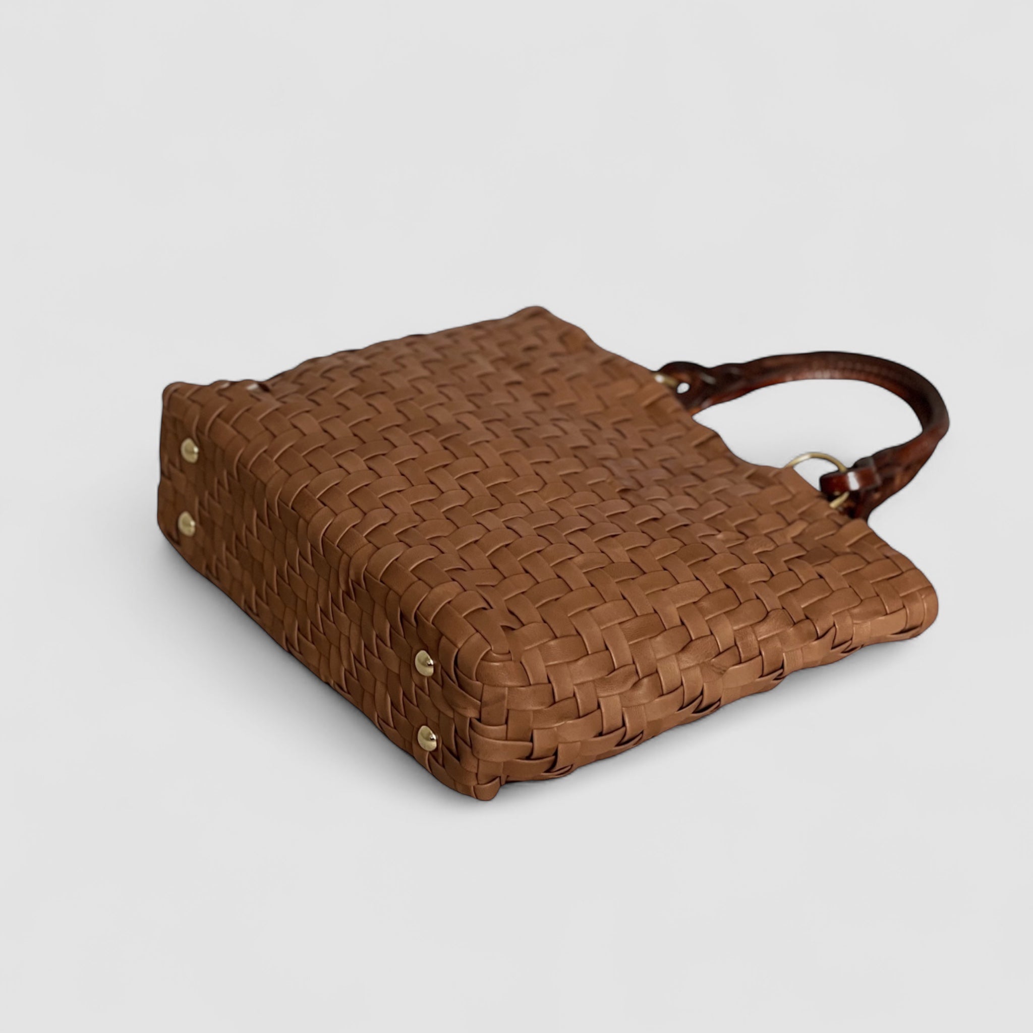 Ribichini Safari Lady-vesken i cognacfarget lammeskinn, med et iøynefallende fiskebensmønster og vakre gullknotter for ekstra eleganse.