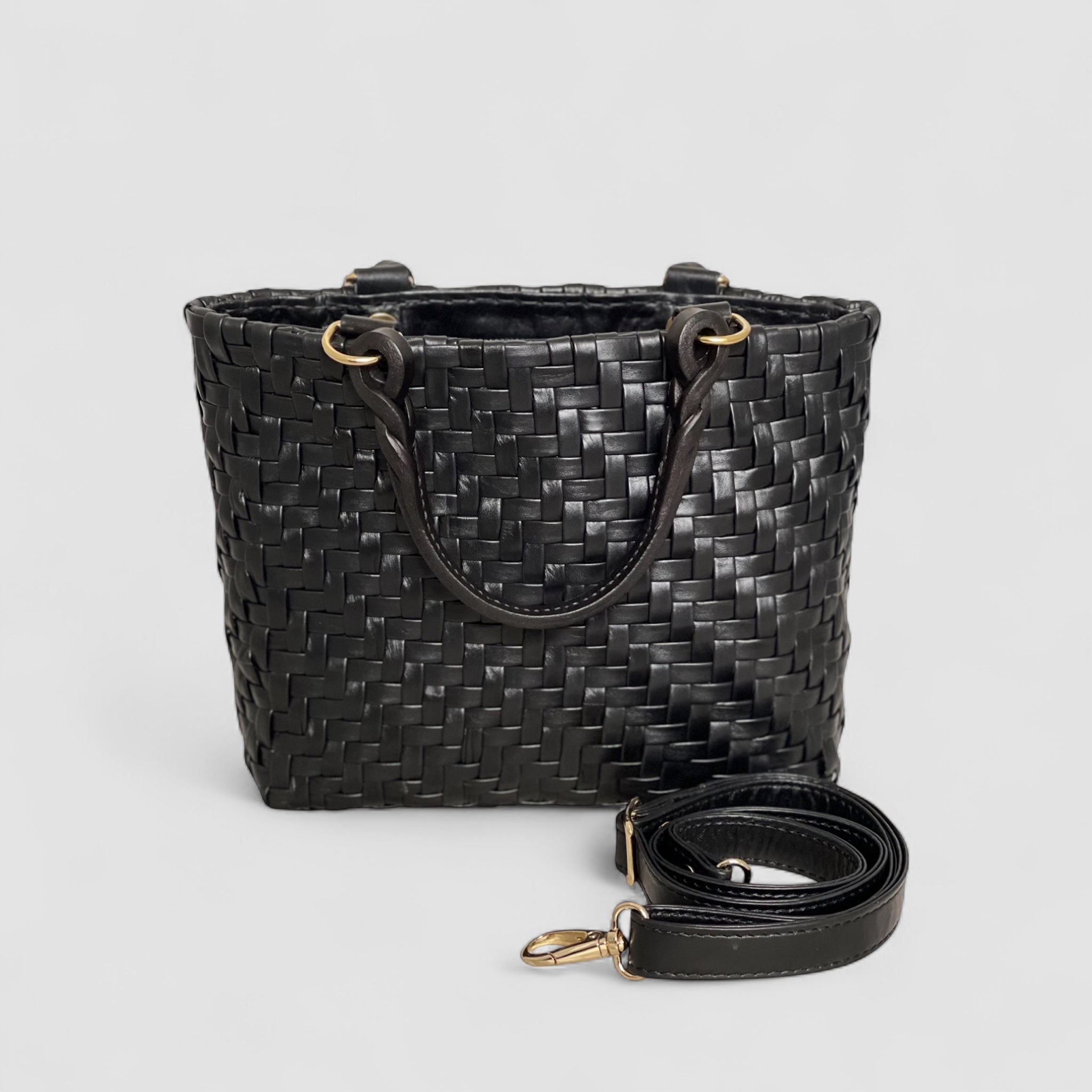 Ribichini Safari Lady-vesken i sort med den avtagbare skulderstroppen, utstyrt med elegante gulldetaljer.