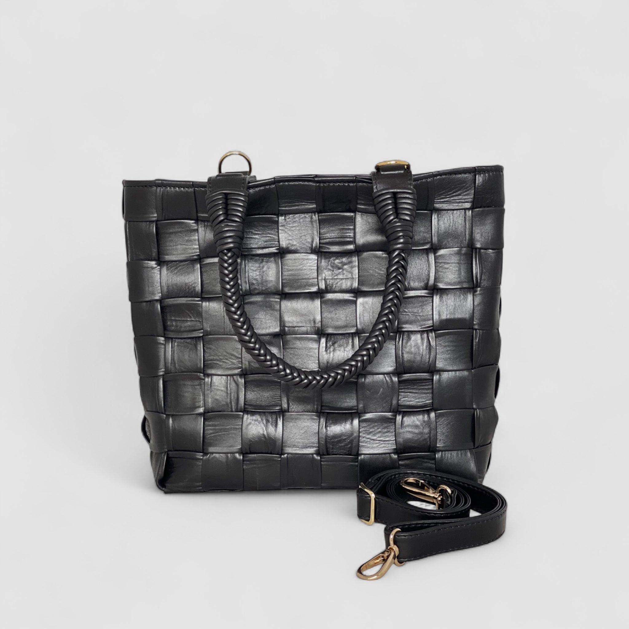 Ribichini Square Babe skinnveske i sort, håndflettet lammeskinn. Flettede hanker, elegant touch. Avtagbar skulderstropp inkludert.