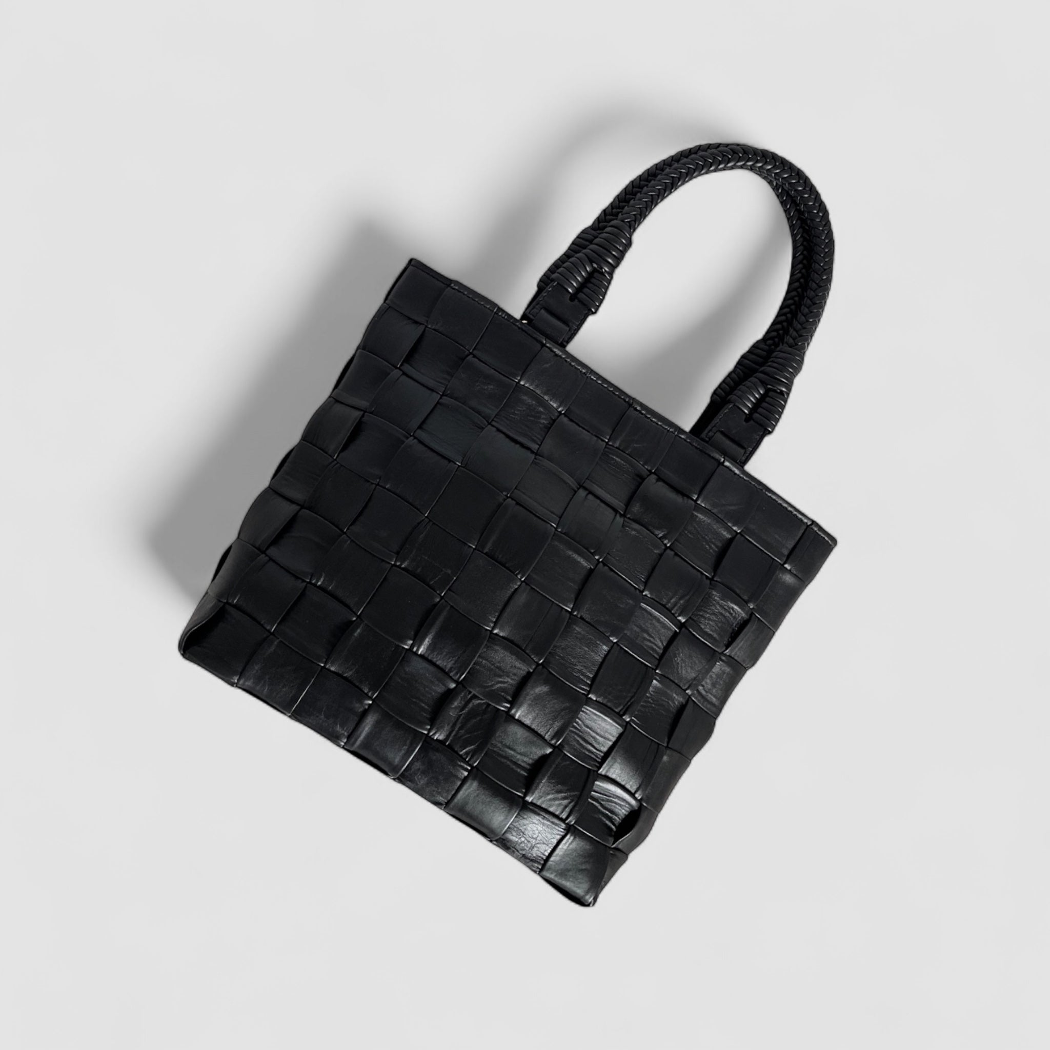 Fugleperspektiv av Ribichini Square Babe skinnveske i sort: Unik design med store ruter for et iøynefallende utseende.