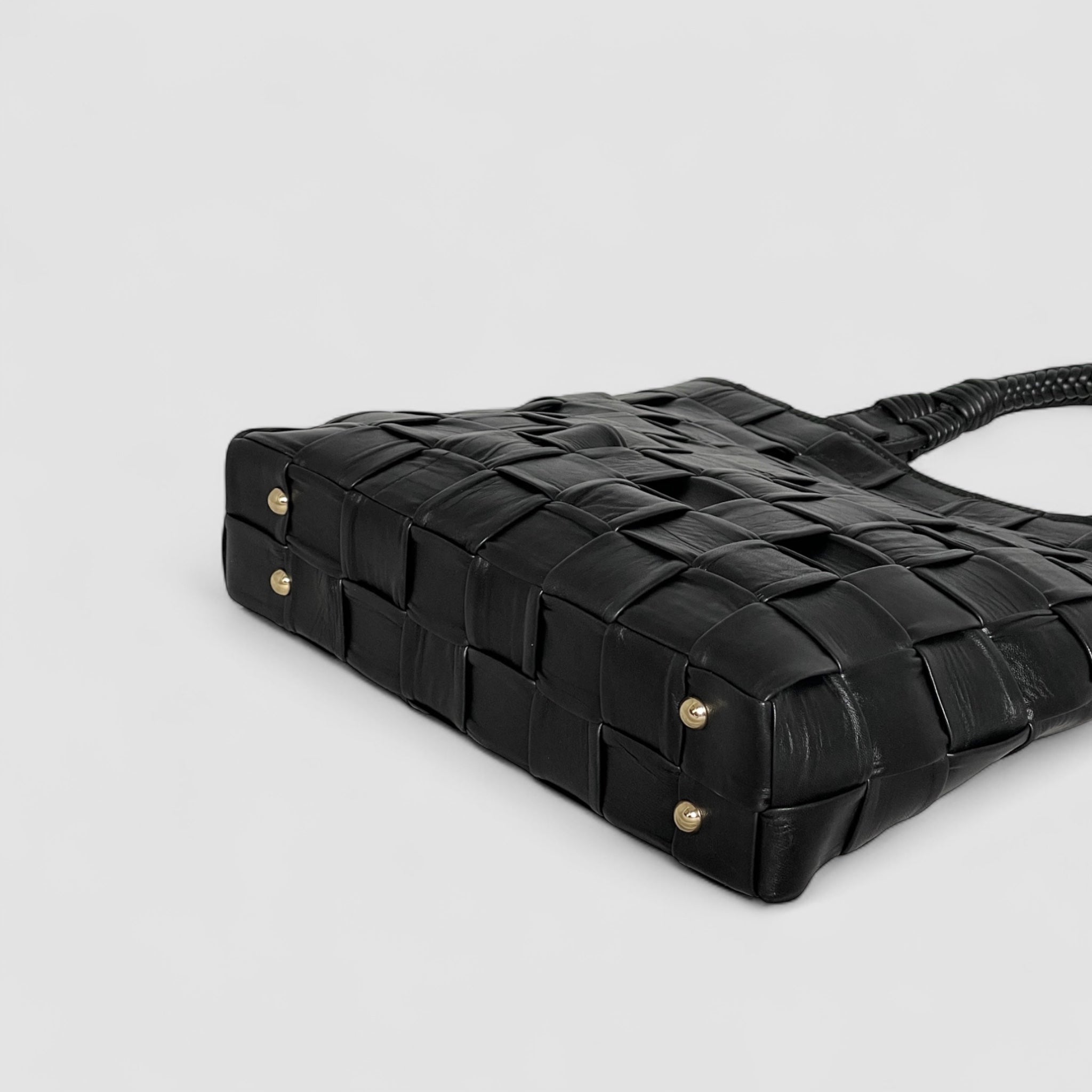 Ribichini Square Babe skinnveske i sort: Håndlaget av vakkert lammeskinn. Gullknotter for beskyttelse .