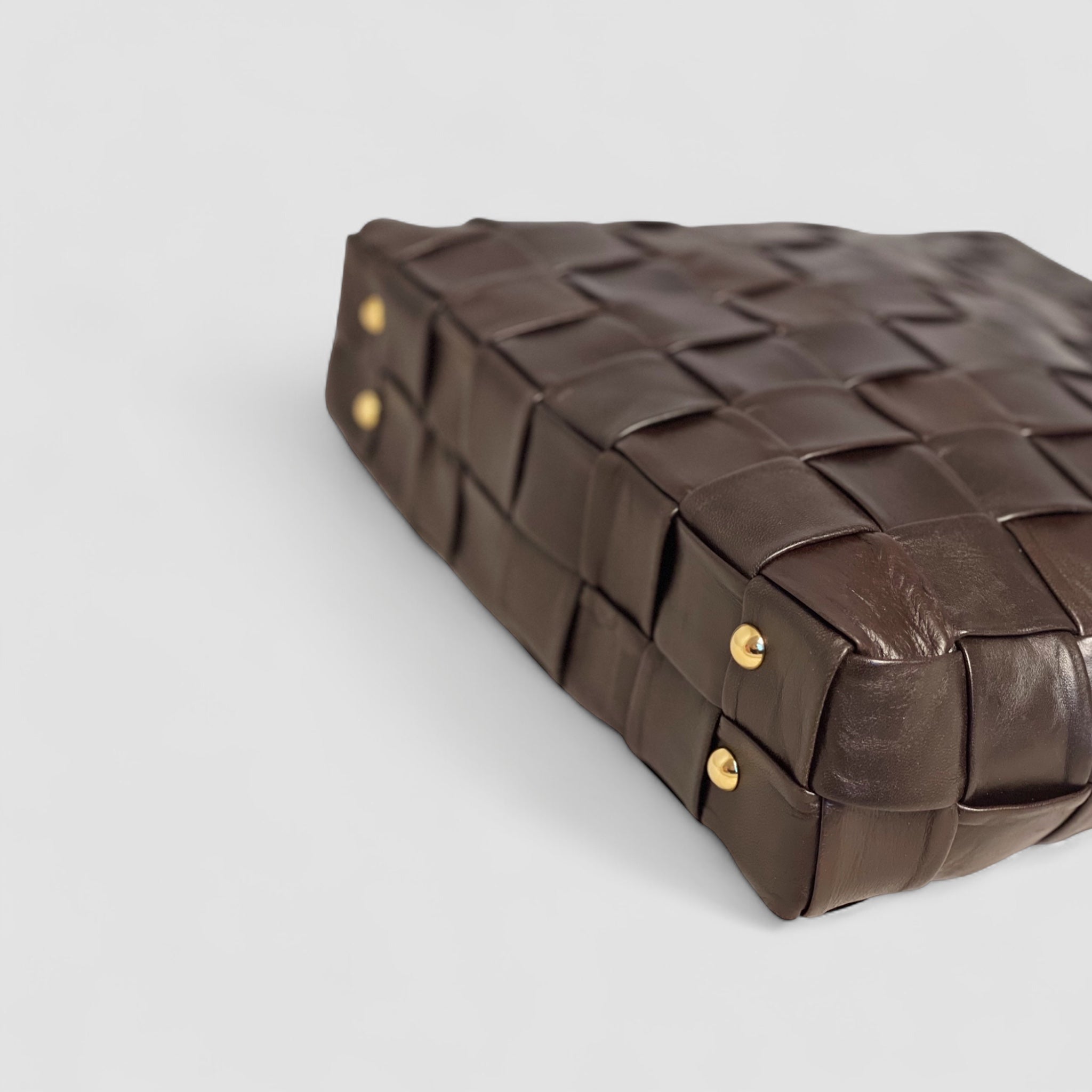 Under Ribichini Square Babe-vesken er det elegante gullknotter som både gir en ekstra touch av eleganse og fungerer som beskyttelse mot slitasje og skader.