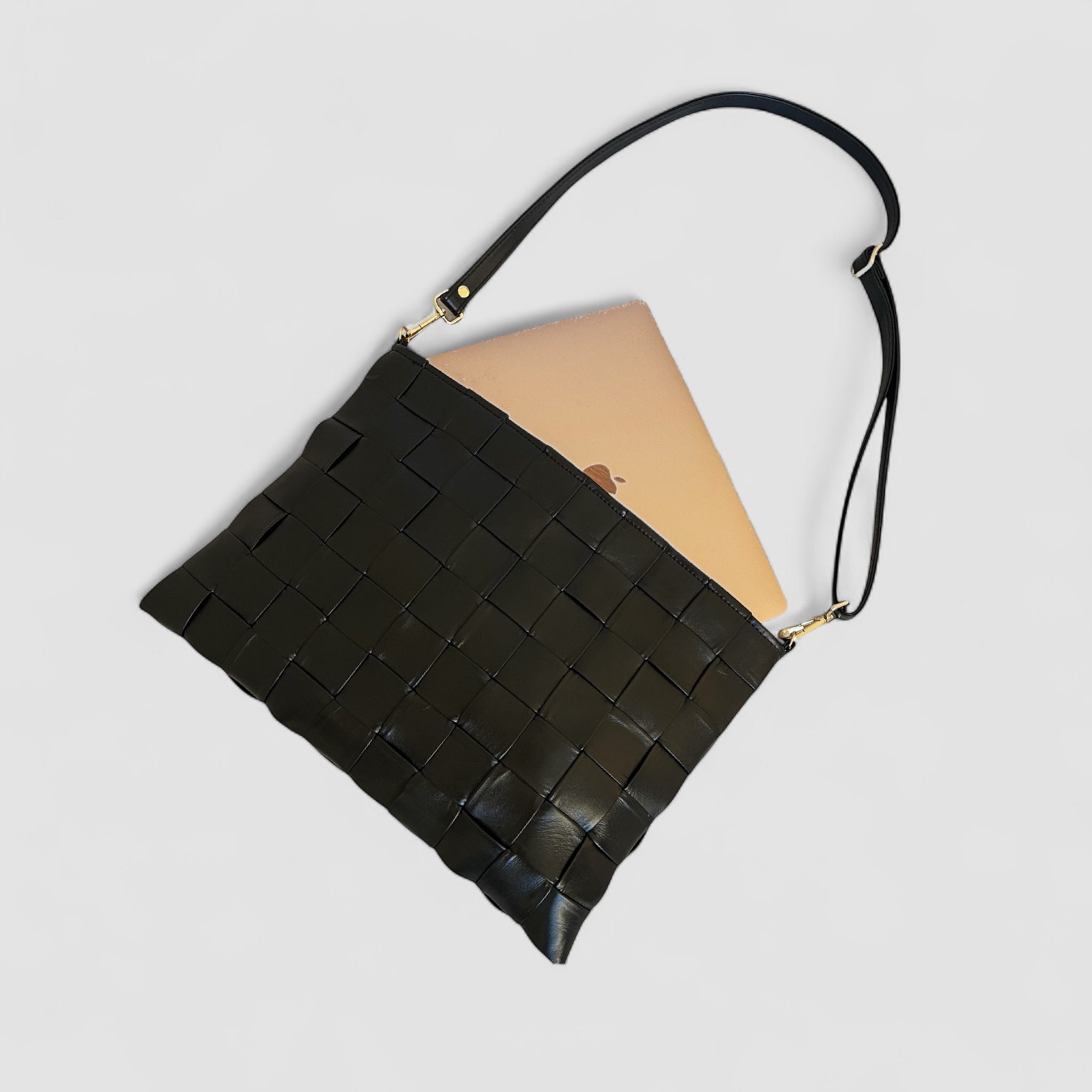Ribichini Square Laptop i sort – håndflettet skinnveske med plass til bærbar PC. Perfekt kombinasjon av stil og funksjon.