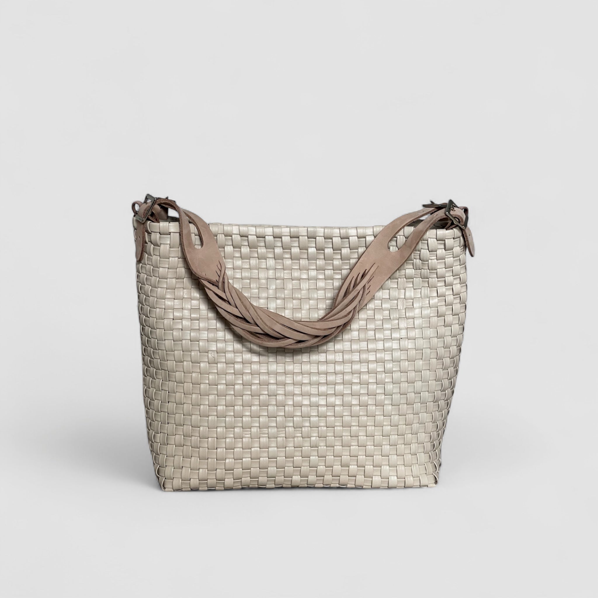 Ribichini Camper Clean i ice-farget flettet skinn, med sølvdetaljer for ekstra luksus.