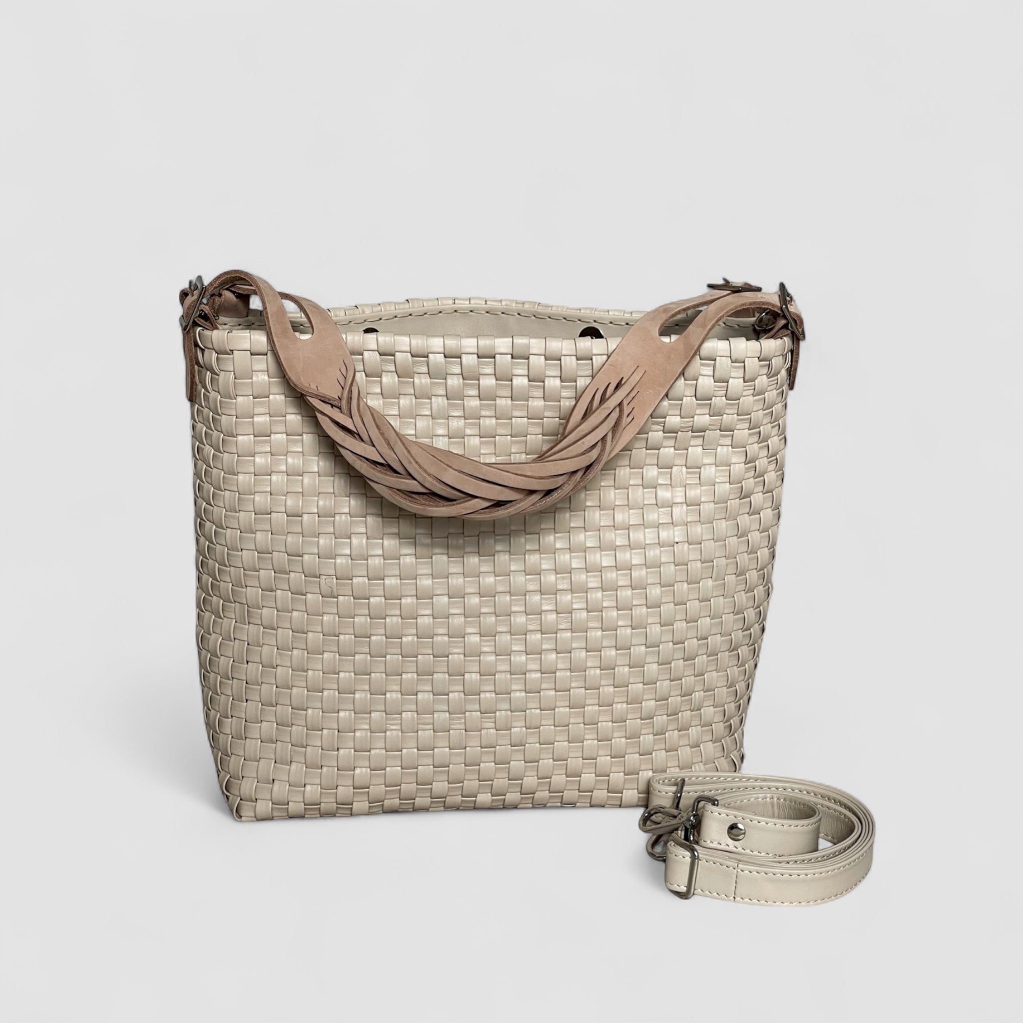 Ribichini CamperClean skinnveske i ice med sølvdetaljer på stroppen, frigjør hendene og tilfører stil.