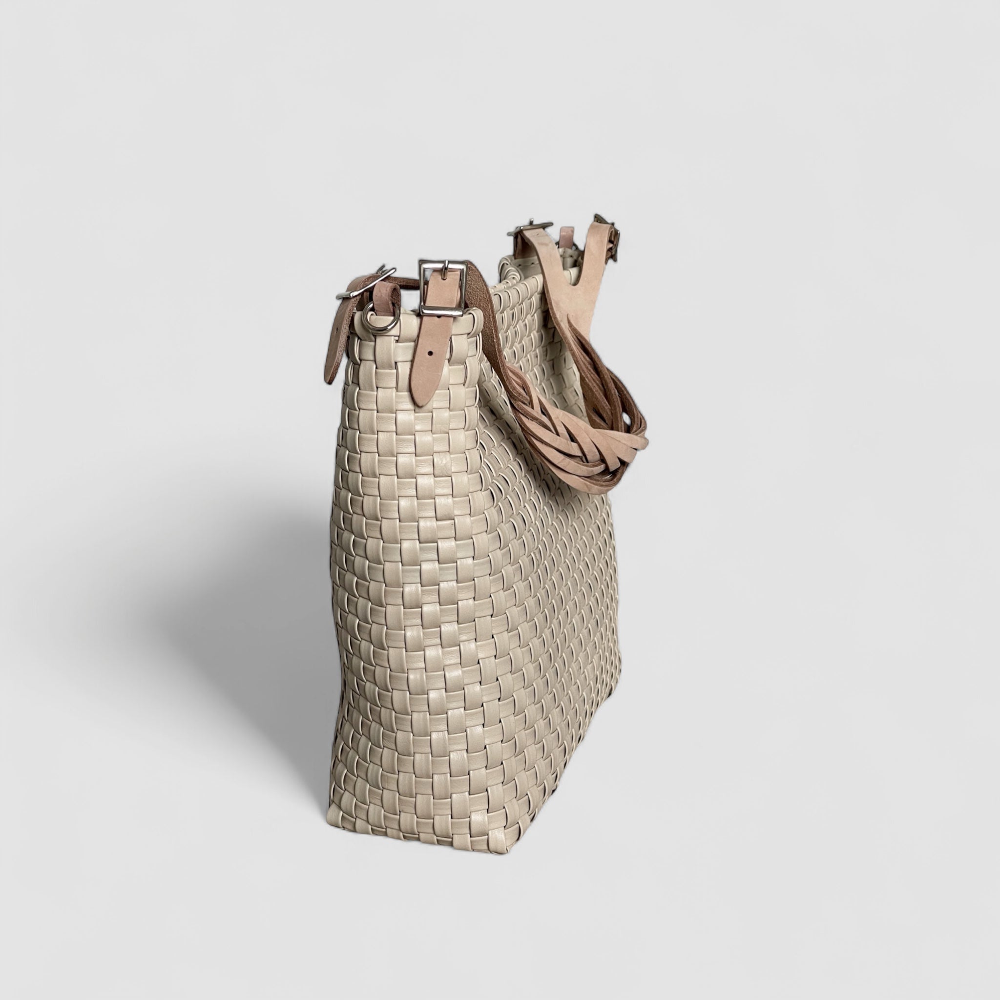 Perspektivet fra en skrå vinkel av Ribichini Camper Clean ice skinnveske gir en spennende visning av veskens form.