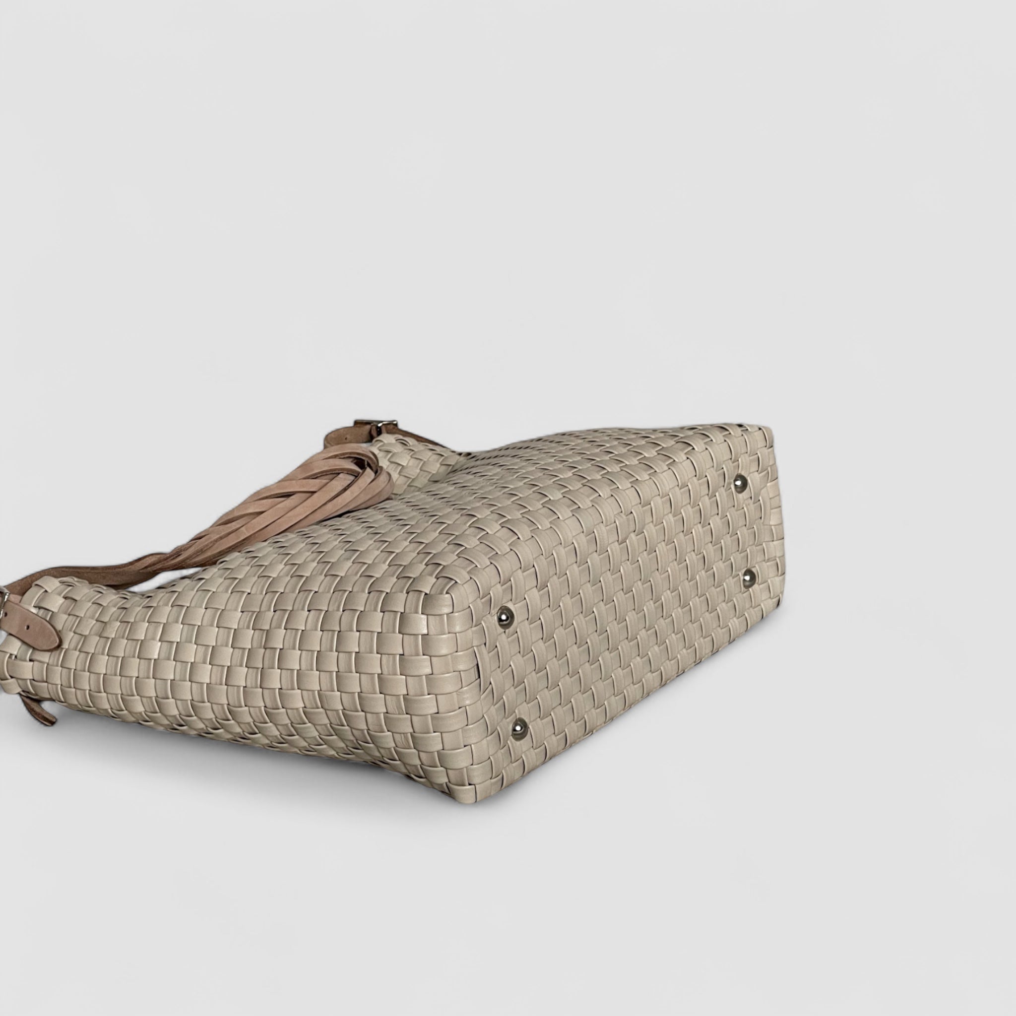 Ribichini Camper Clean skinnveske i ice med sølv knotter for beskyttelse.