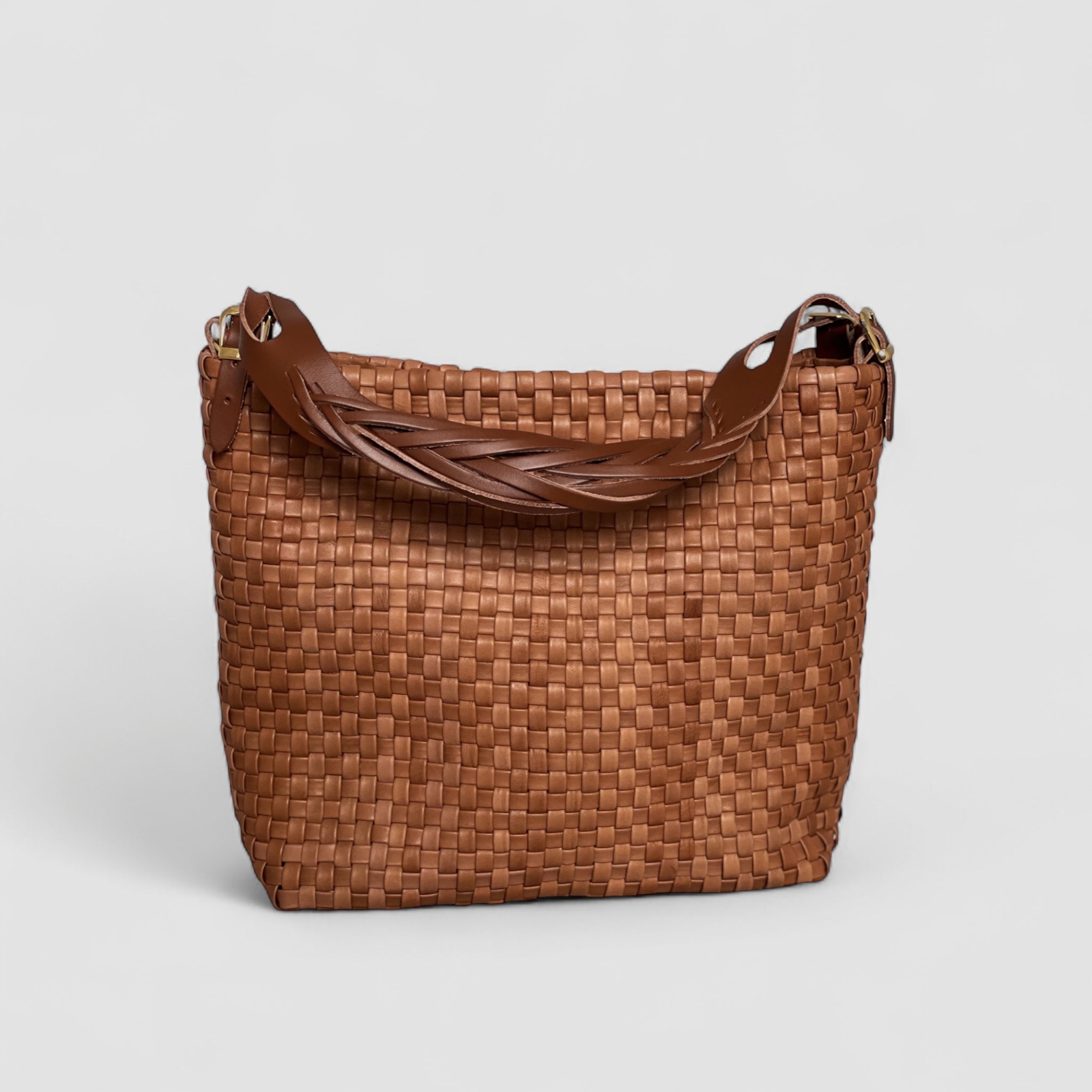 Ribichini Camper Clean skinnveske i cognac: glatt flettet lammeskinn, matchende hank og elegante gulldetaljer.