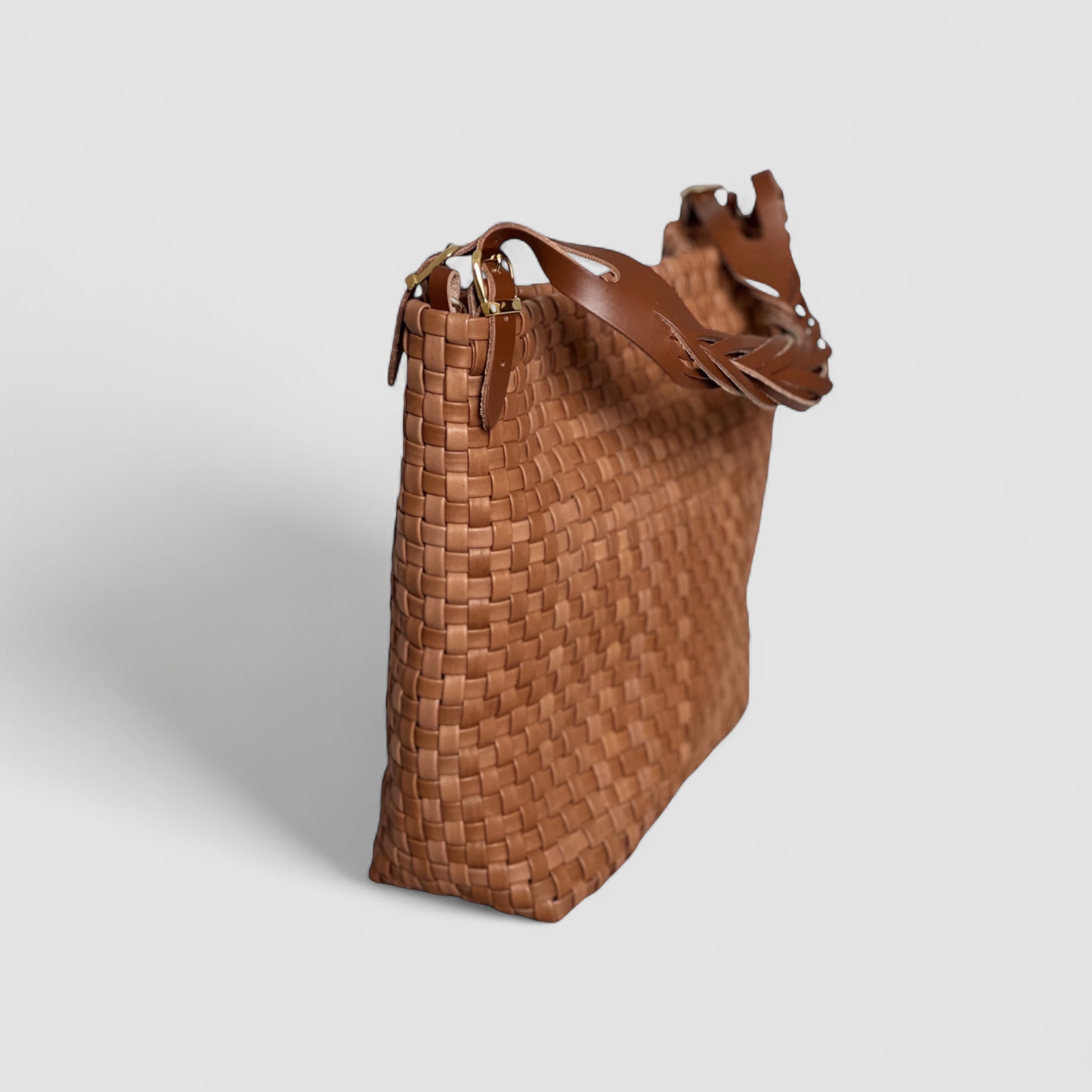 Perspektivet fra en skrå vinkel gir en spennende visning av veskens form.