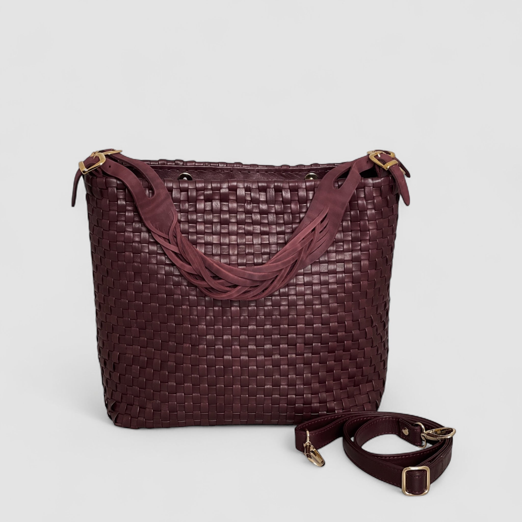 Med skulderstroppen i bordeaux kan du enkelt bære Ribichini Camper-vesken over skulderen og ha hendene fri til andre aktiviteter.