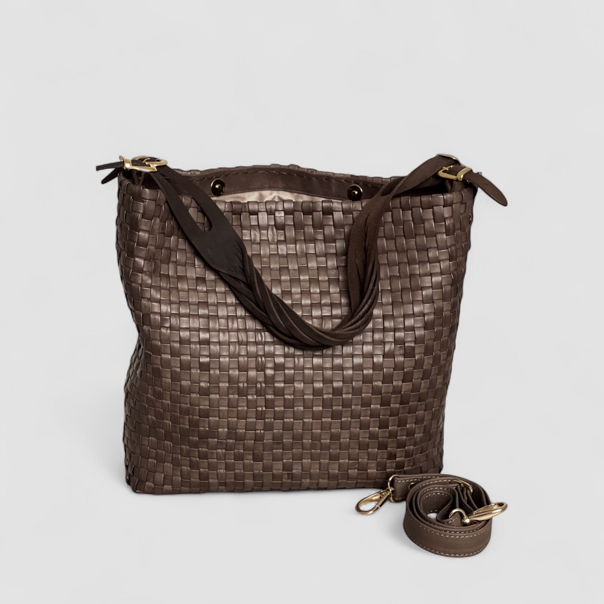 Med skulderstroppen i fargen chocolate kan du enkelt bære Ribichini Camper-vesken over skulderen og ha hendene fri til andre aktiviteter.