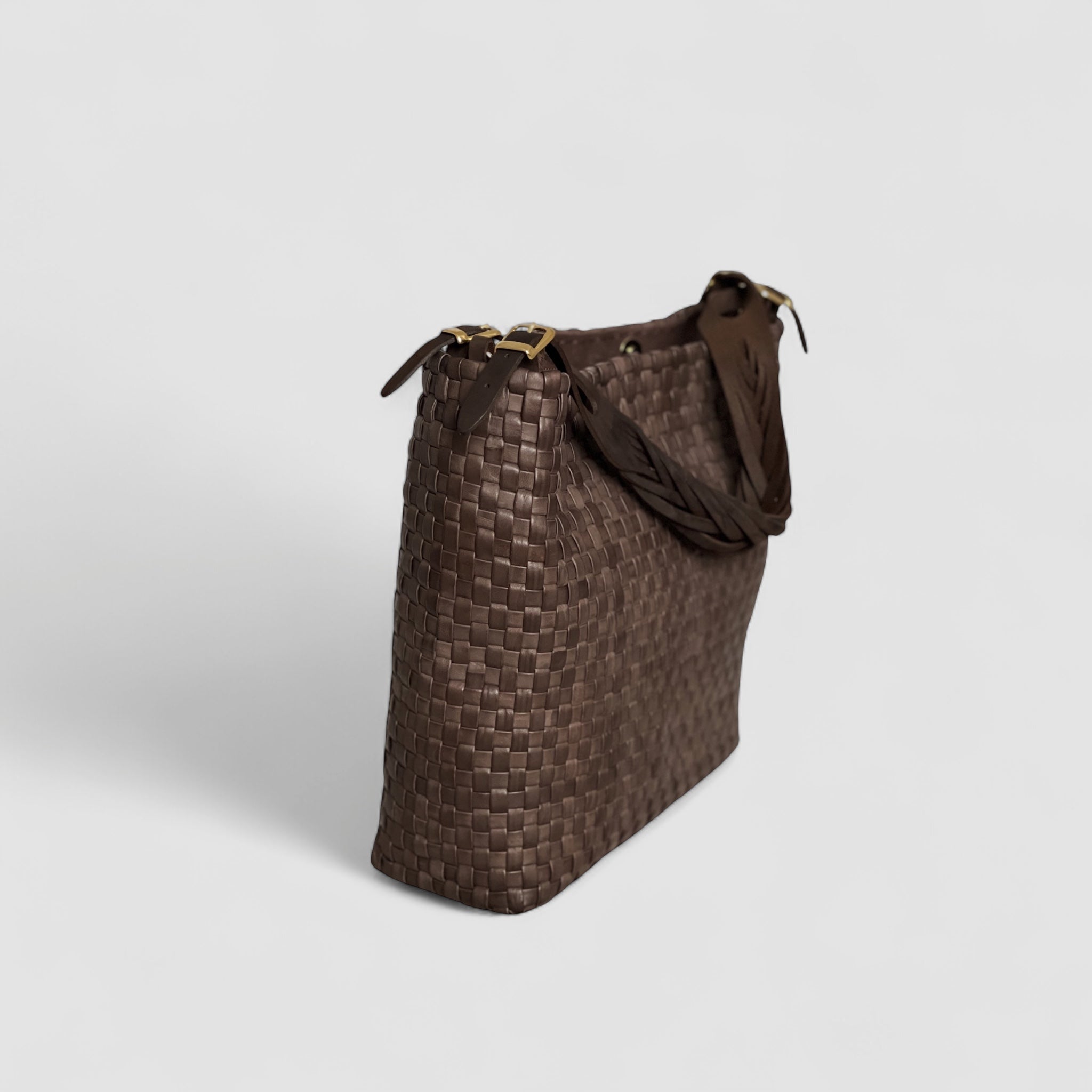 Perspektivet fra en skrå vinkel gir en spennende visning av veskens form.