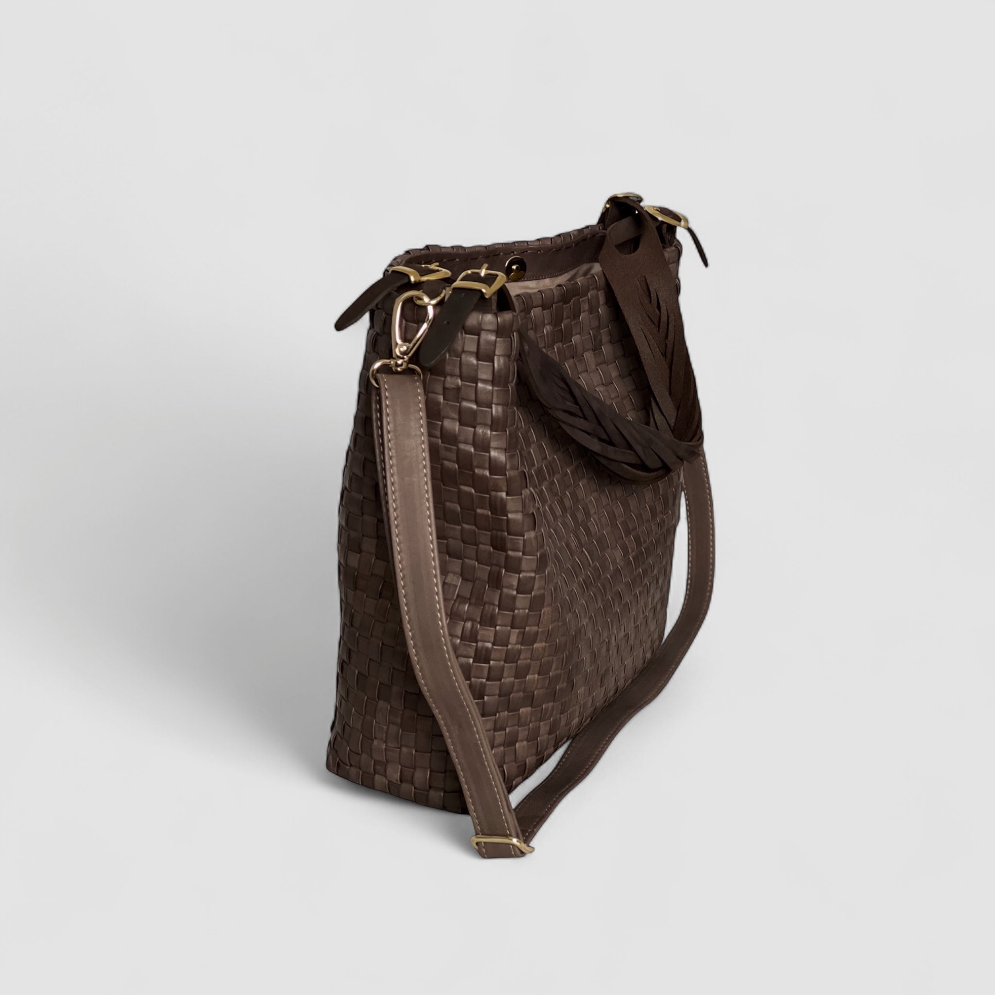 Perspektivet fra en skrå vinkel gir en spennende visning av veskens form.