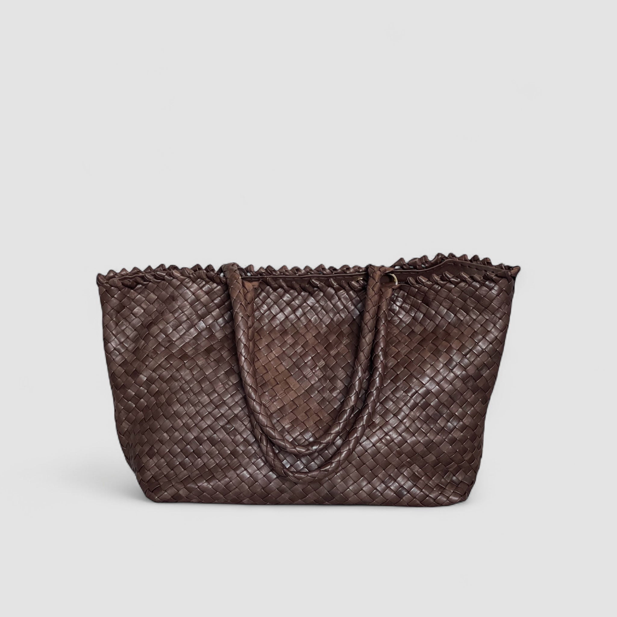 Ribichini Woodstock Classic i brunt er en håndflettet lammeskinnsveske med tidløs eleganse.