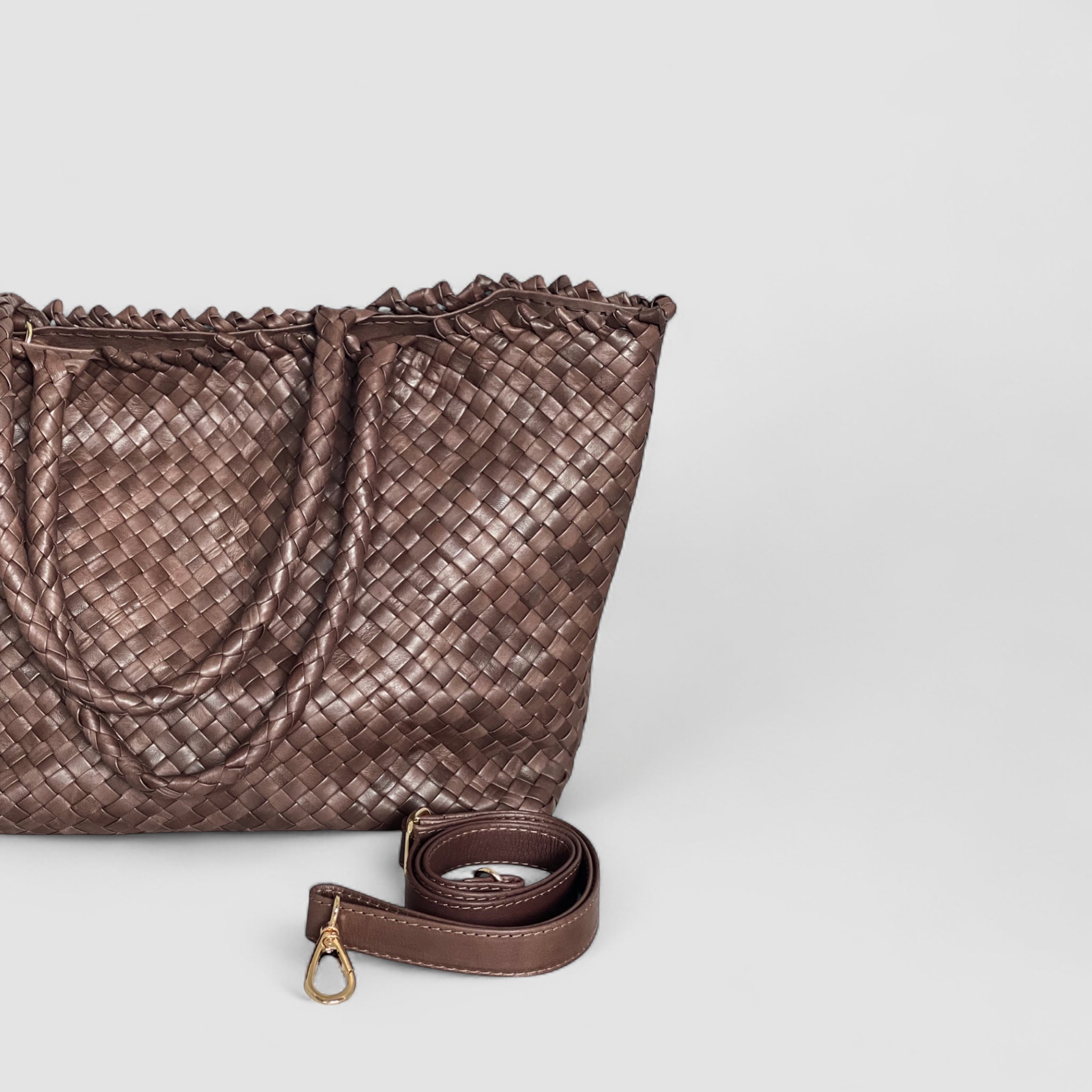 Ribichini Woodstock Classic i brunt: Skulderstroppen med vakre gulldetaljer gir stil og komfort.