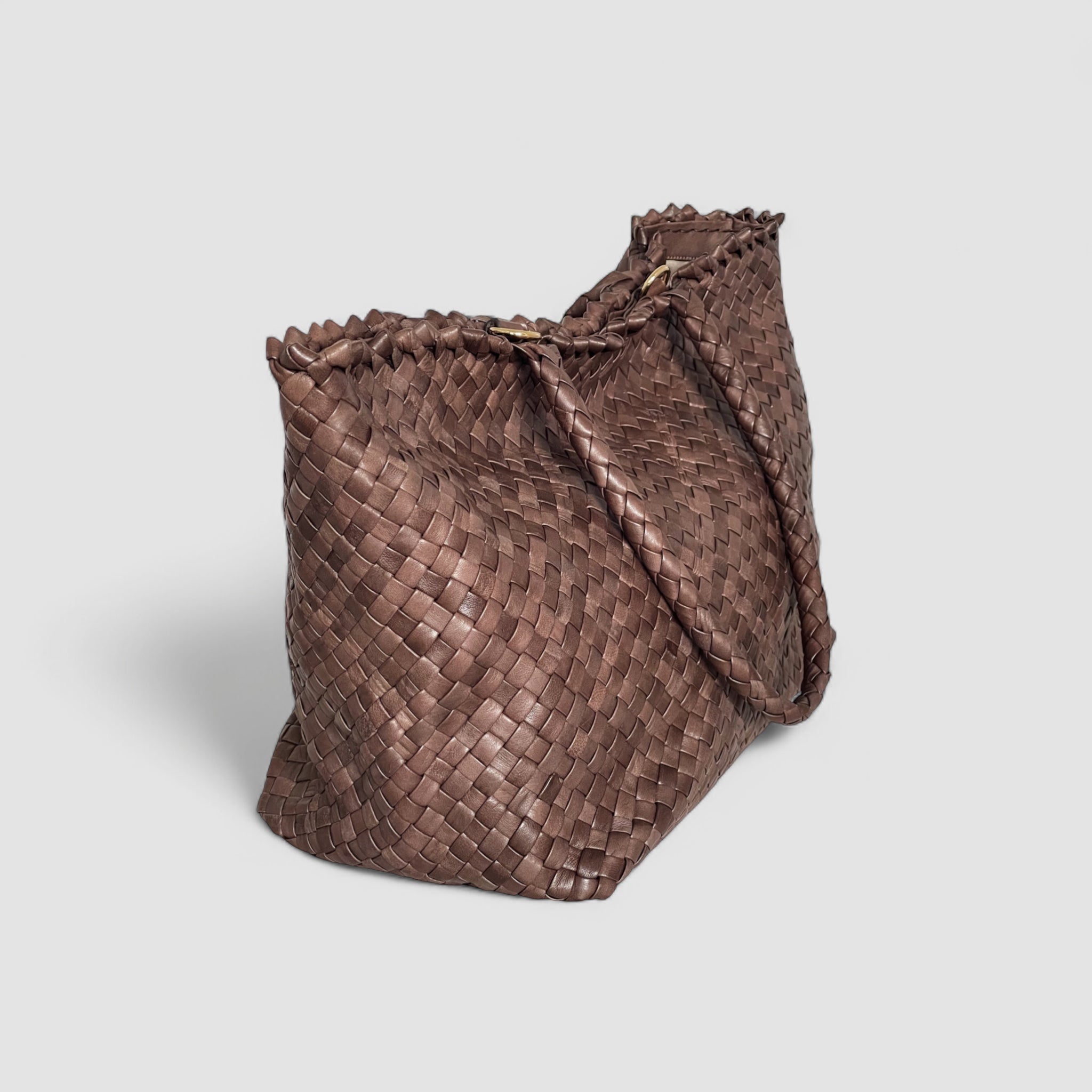 Ribichini Woodstock Classic i brunt viser det flotte flettemønsteret i lammeskinn. Håndverket og designet er tydelig.