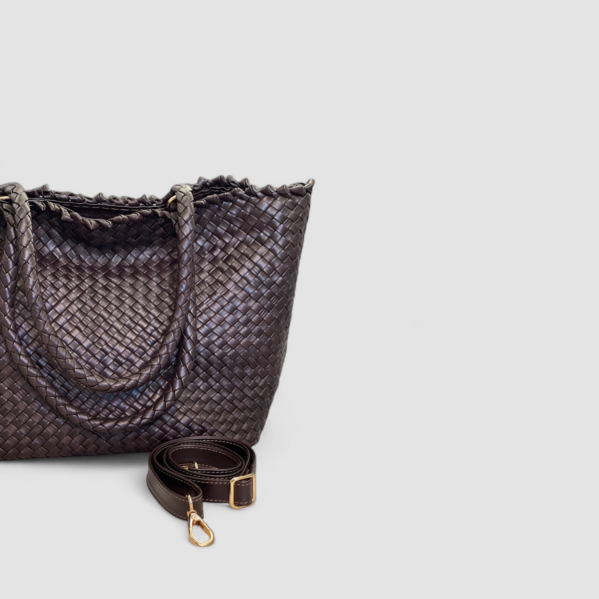 Ribichini Woodstock Classic skinnveske i choclate: Tidløs eleganse i håndflettet lammeskinn. Skulderstroppen med vakre gulldetaljer.