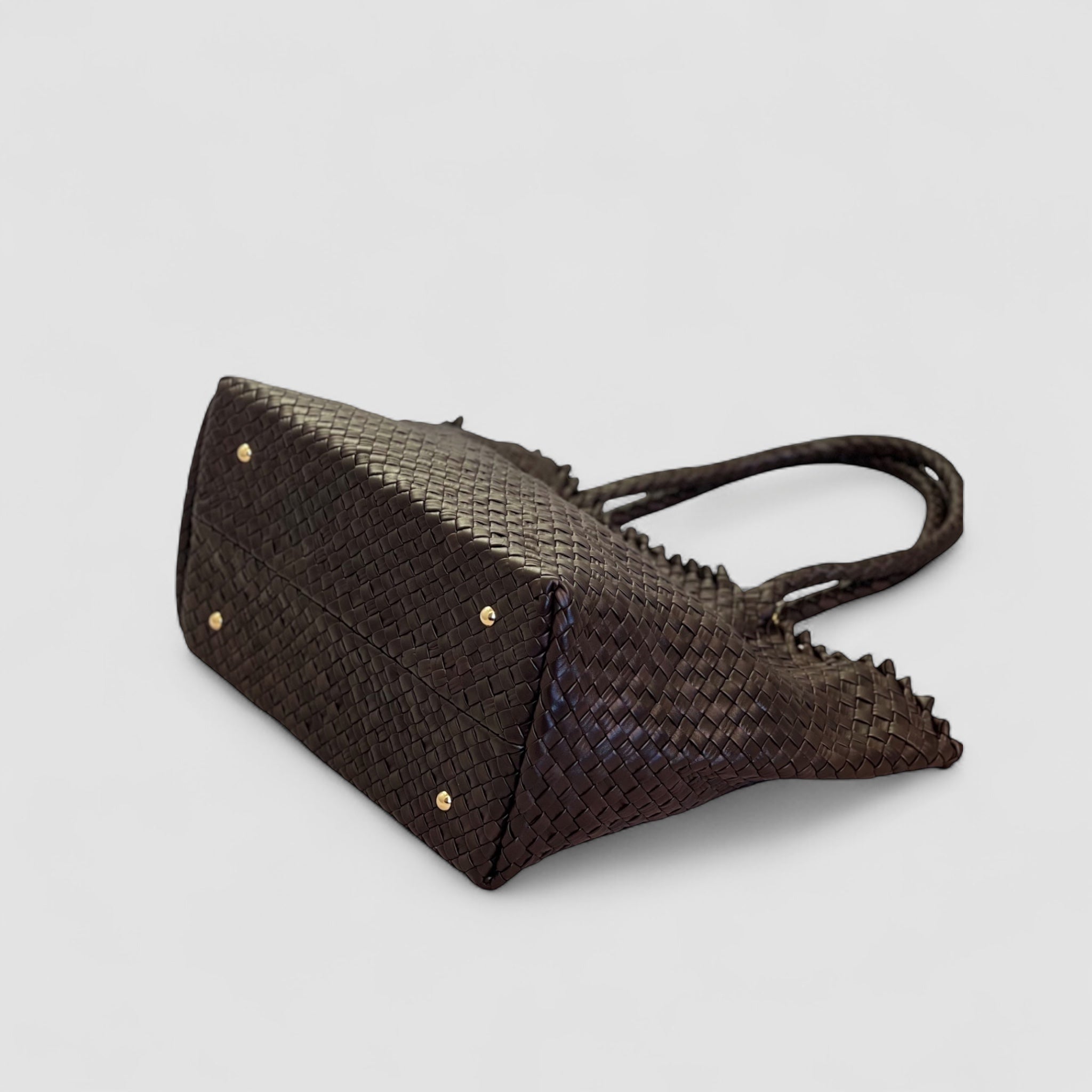 Ribichini Woodstock Classic skinnveske i chocolate ligger elegant med gullknotter og unikt flettemønster i lammeskinn.