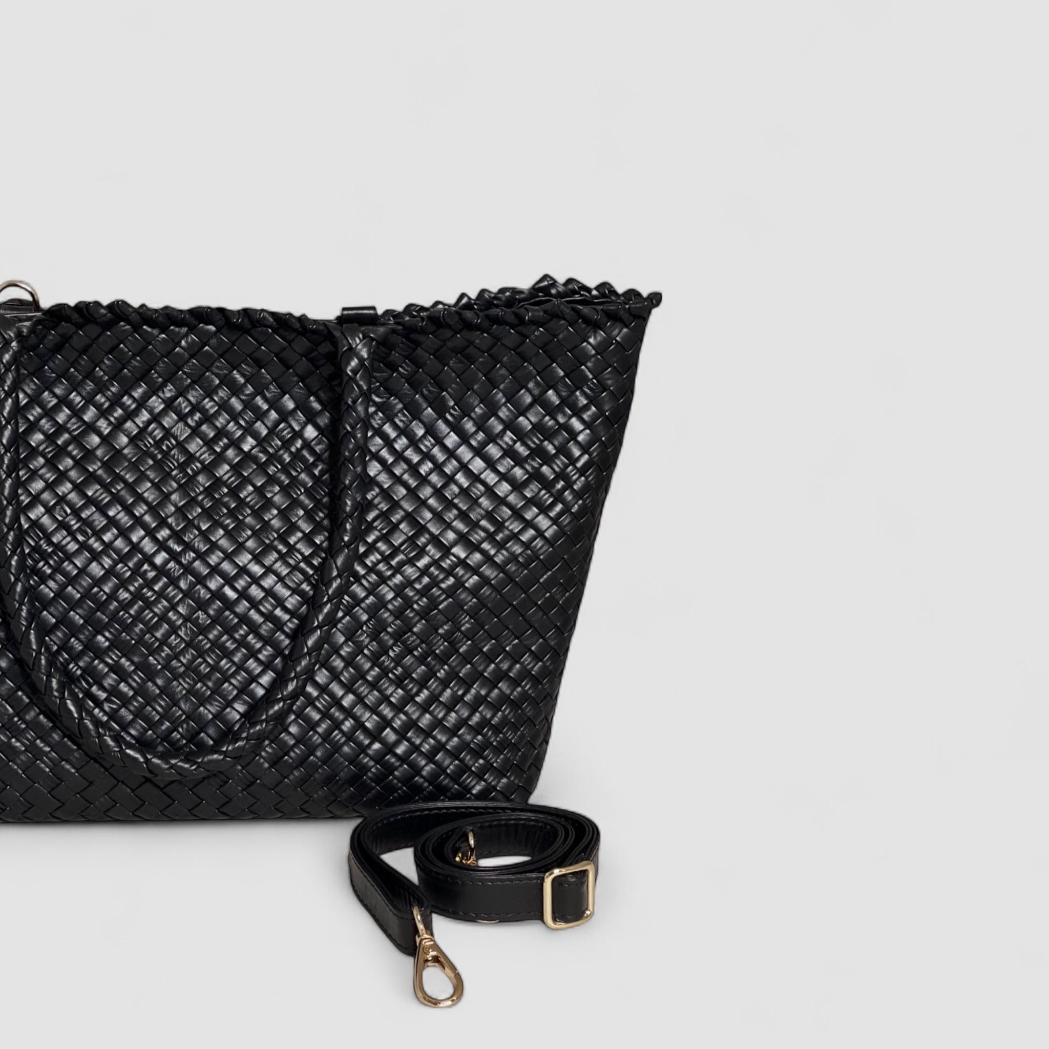 Ribichini Woodstock Classic-vesken i sort kommer med en avtagbar skulderstropp i matchende skinn og forseggjorte gulldetaljer.