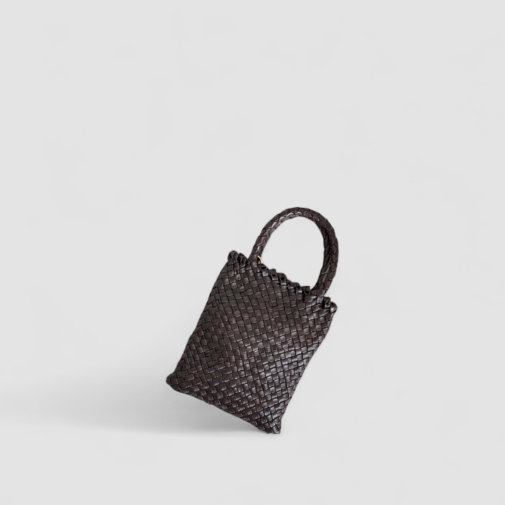 Fra fugleperspektivet ser vi Ribichini Woodstock Bella-vesken i sjokoladebrun.