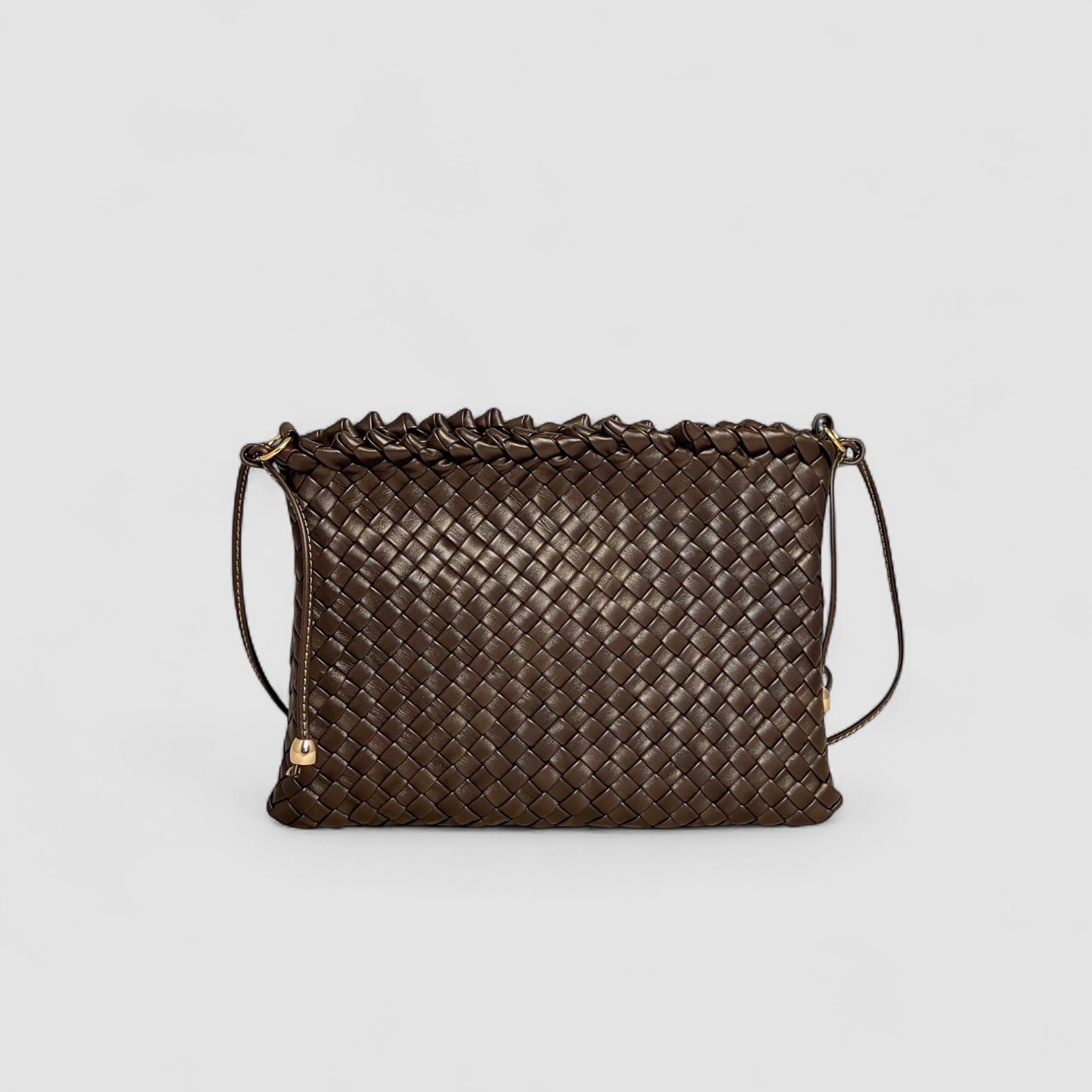 Ribichini Woodstock-clutch i sjokoladebrunt lammeskinn med flettet mønster. Justerbar skulderrem og gulldetaljer.