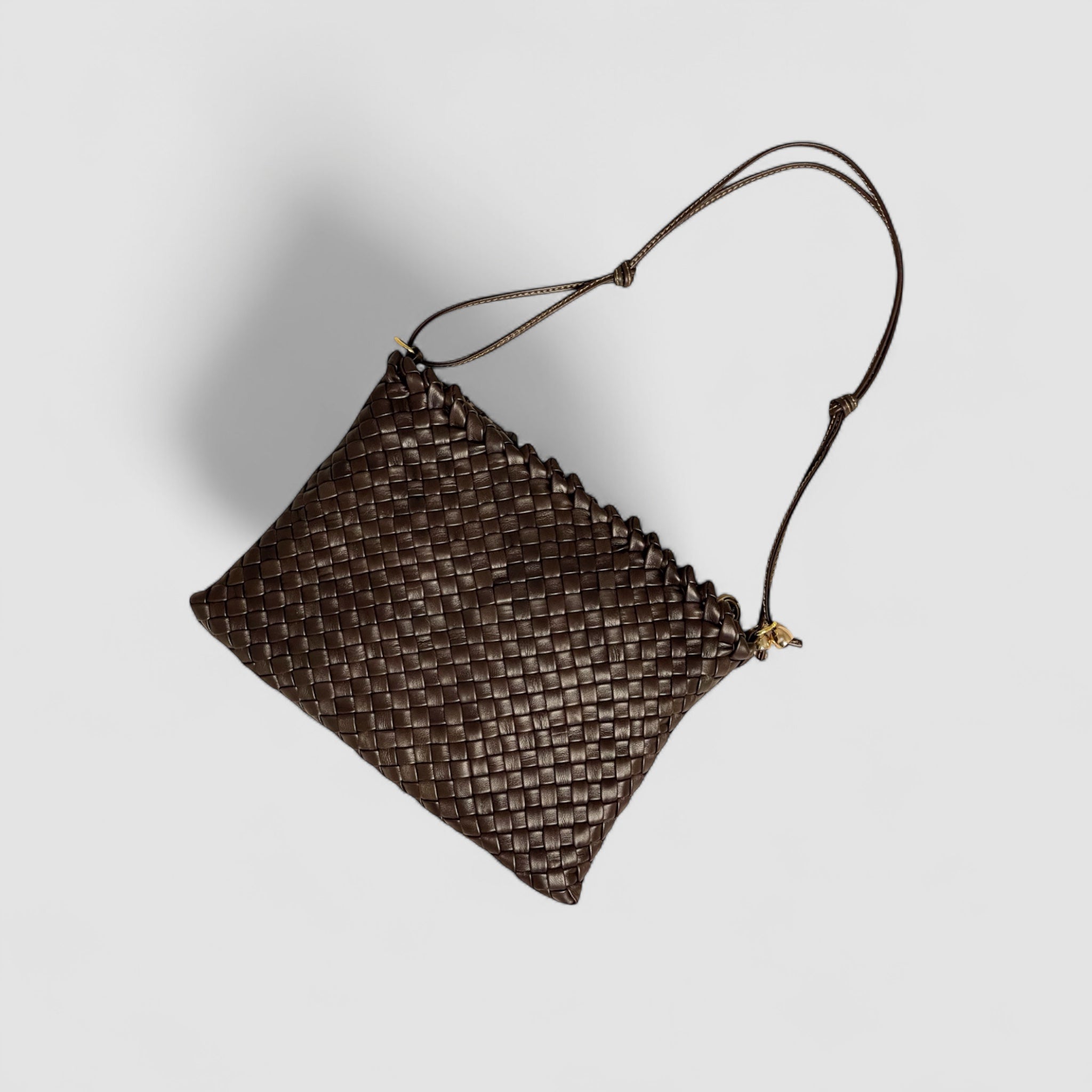 Ribichini Woodstock-clutchen i sjokoladebrunt flettet lammeskinn. Slank, justerbar skulderrem.