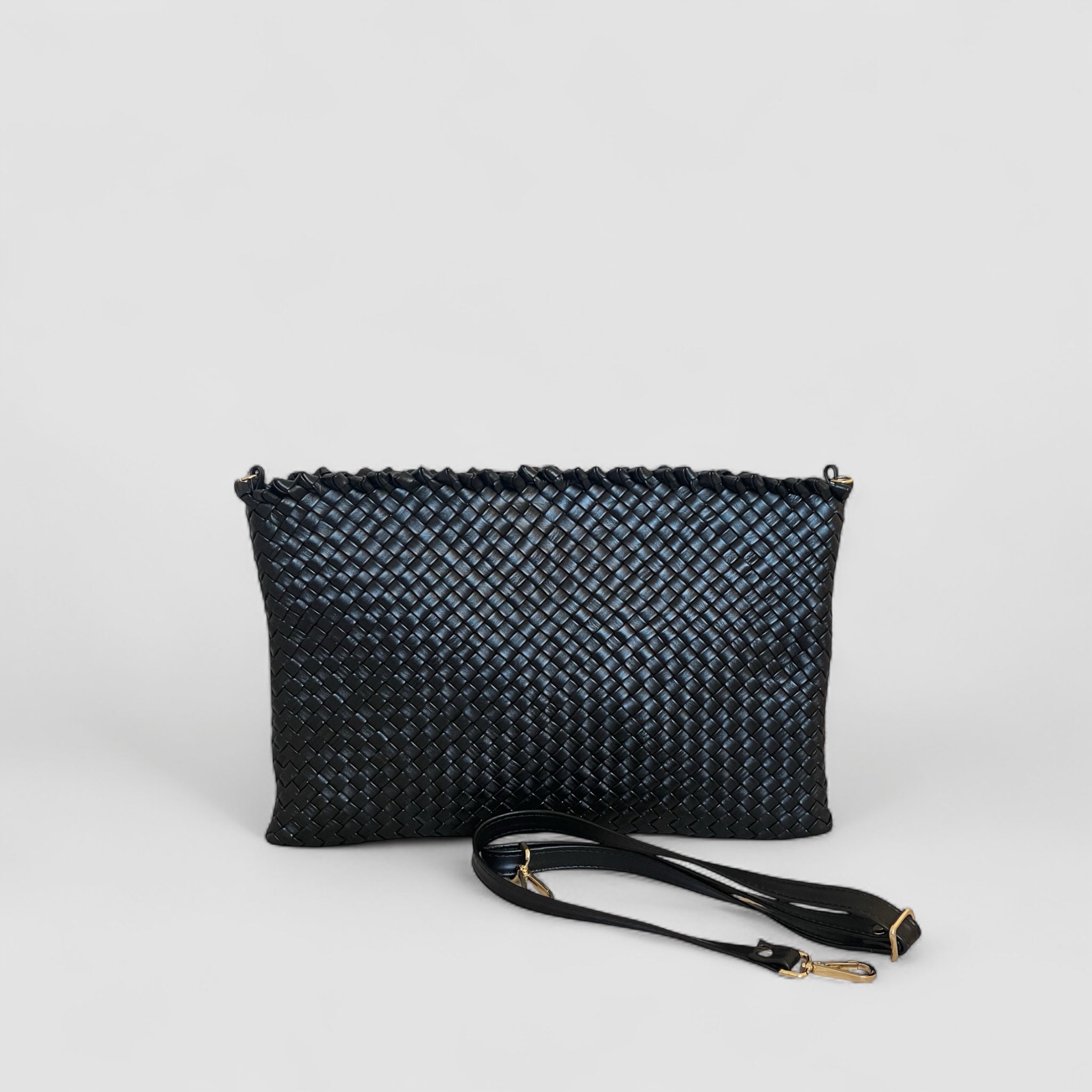 Ribichini Woodstock Laptop i sort – veske i håndflettet skinn med plass til laptop. Avtagbar skulderstropp. Made in Italy.