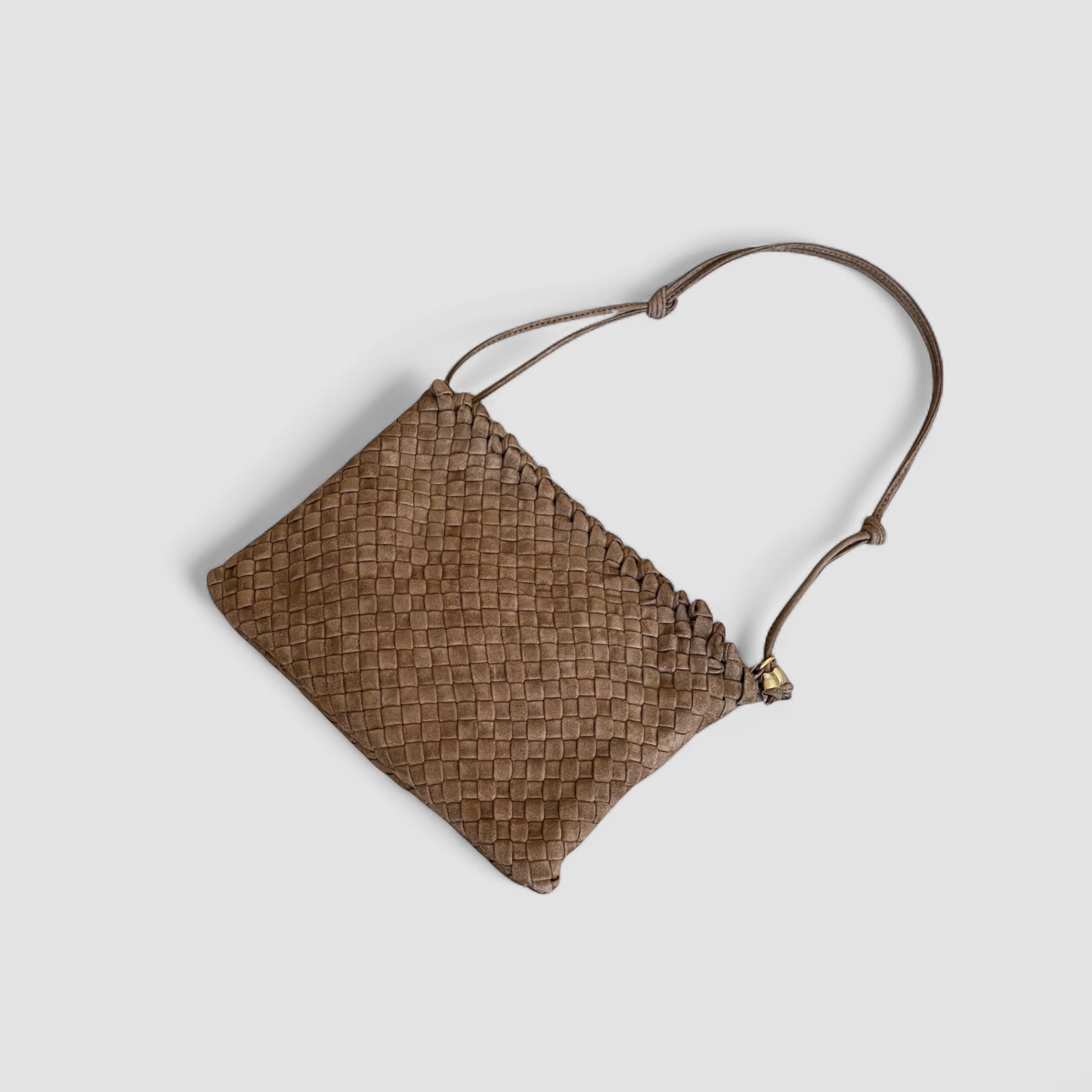 Ribichini Woodstock Royal clutch i semsket lammeskinn, fargen terra, med flettet design og justerbar skulderstropp.