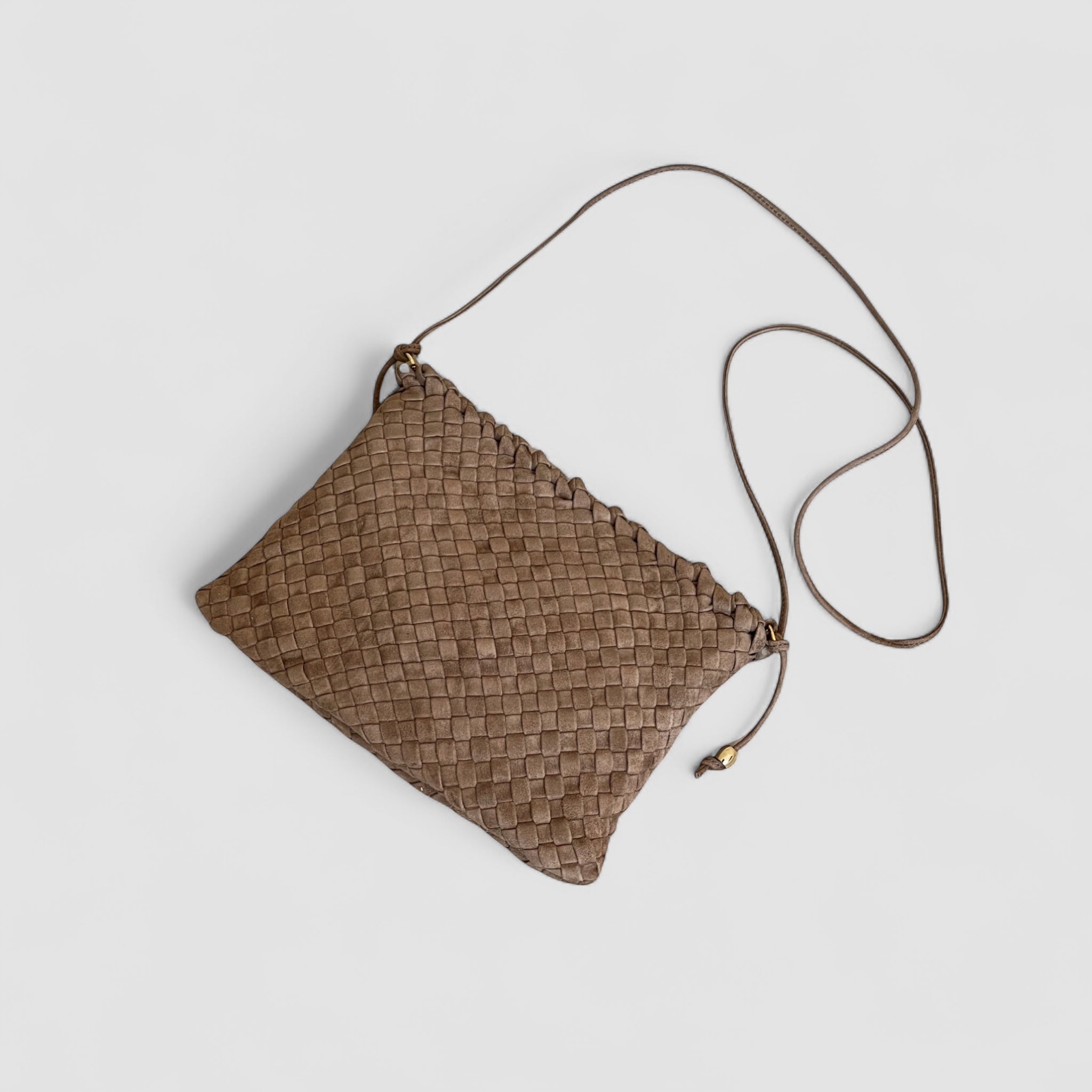 Ribichini Woodstock Royal clutch i terra semsket skinn, med flettet design og justerbar skulderstropp i minimalistisk stil.