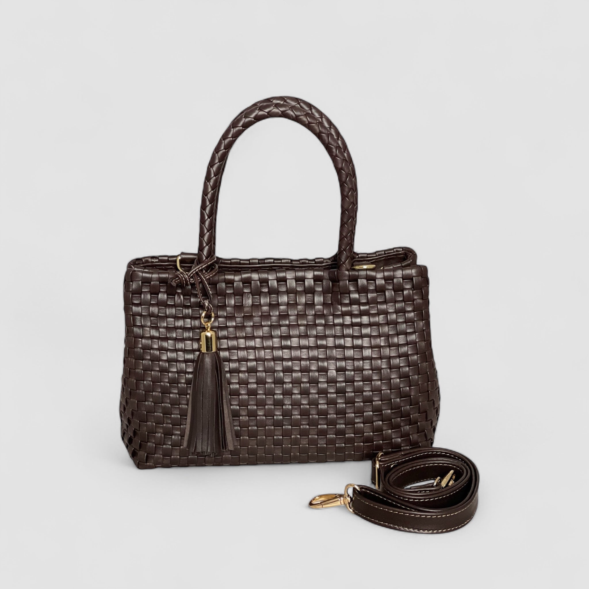 Ribichini Ginny skinnveske leveres med en avtagbar skulderstropp, som gir fleksibilitet i bærestilen - enten over skulderen eller som crossbody-veske.